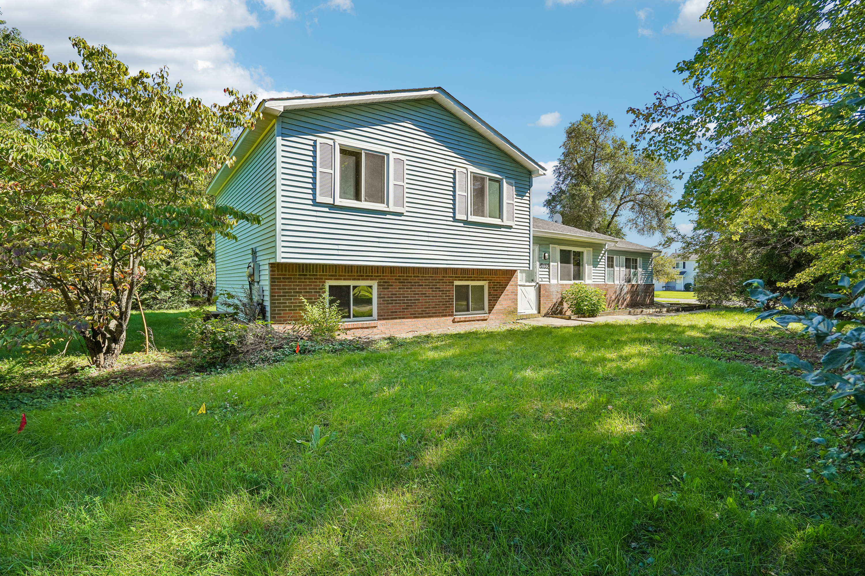 Photo 7 of 30 of 10153 Ashton St, Pinckney, MI