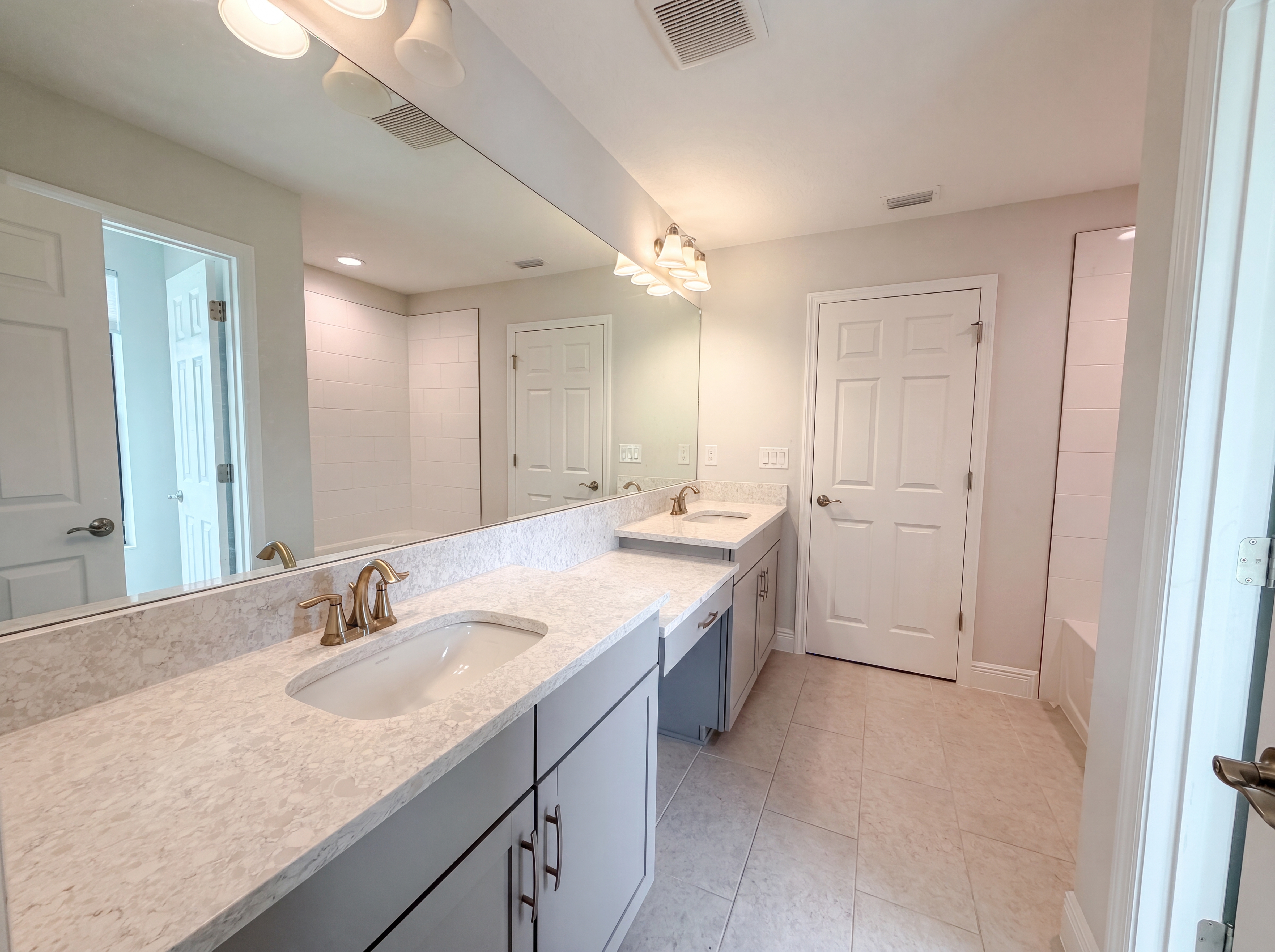 Photo 17 of 25 of 13176 Twin Bridges Dr, Riverview, FL
