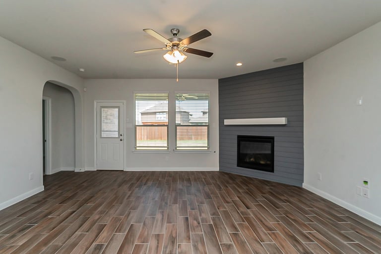 Photo 5 of 20 - 1225 Rebecca Ln, Fort Worth, TX 76131