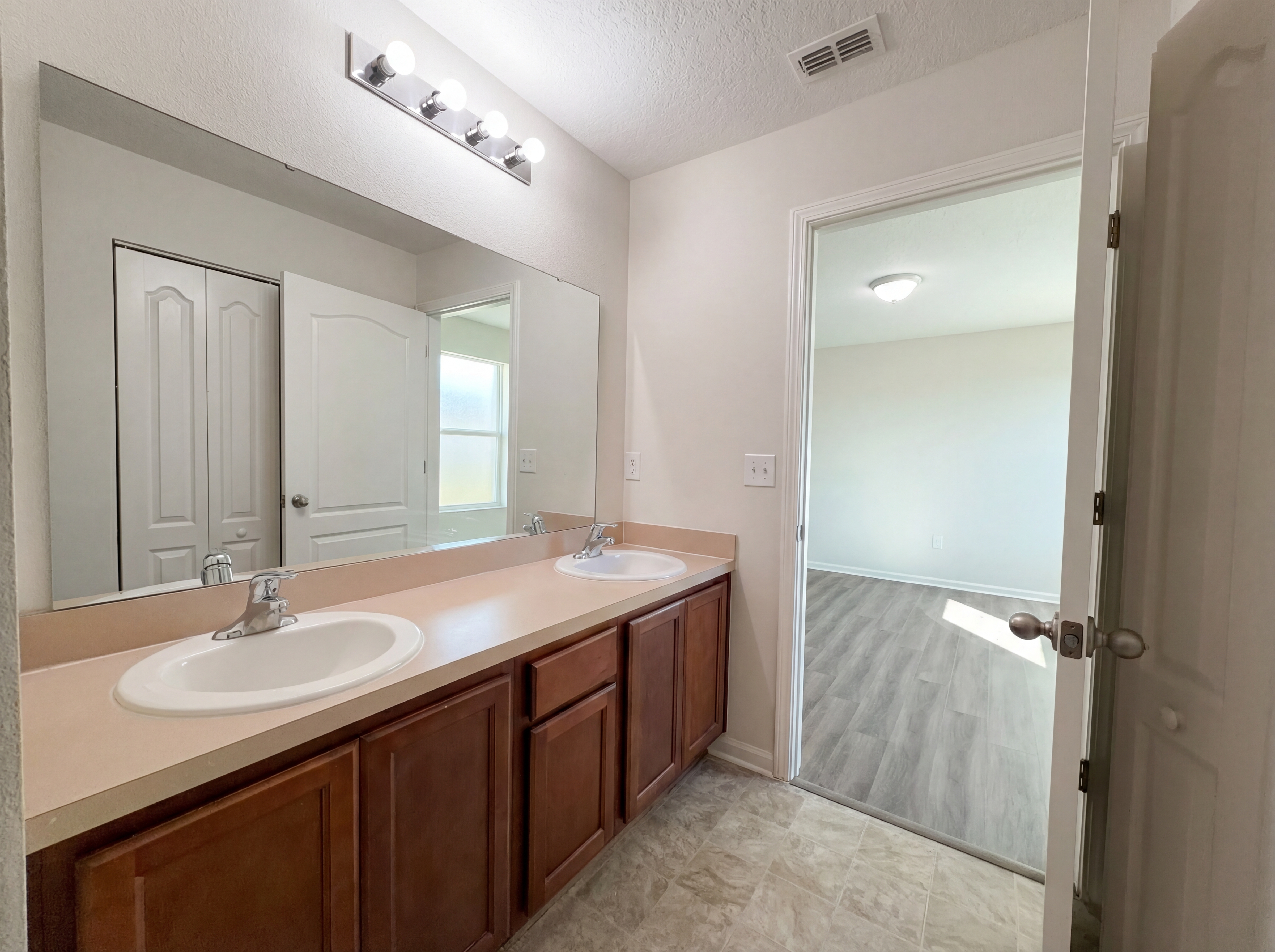 Photo 13 of 20 of 8592 Dylan Michael Dr, Jacksonville, FL