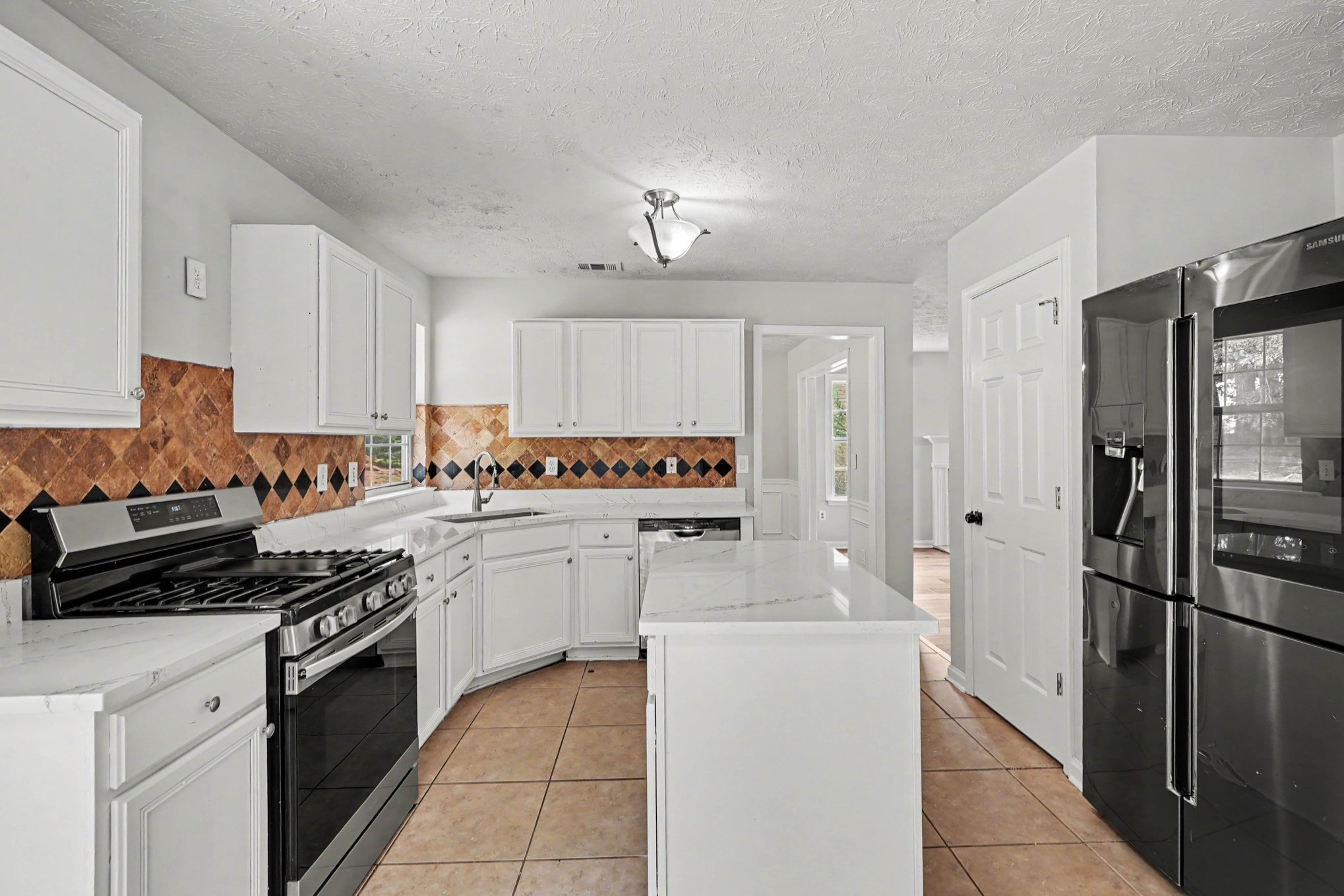 Photo 2 of 20 of 10502 Irongate Ln, Jonesboro, GA