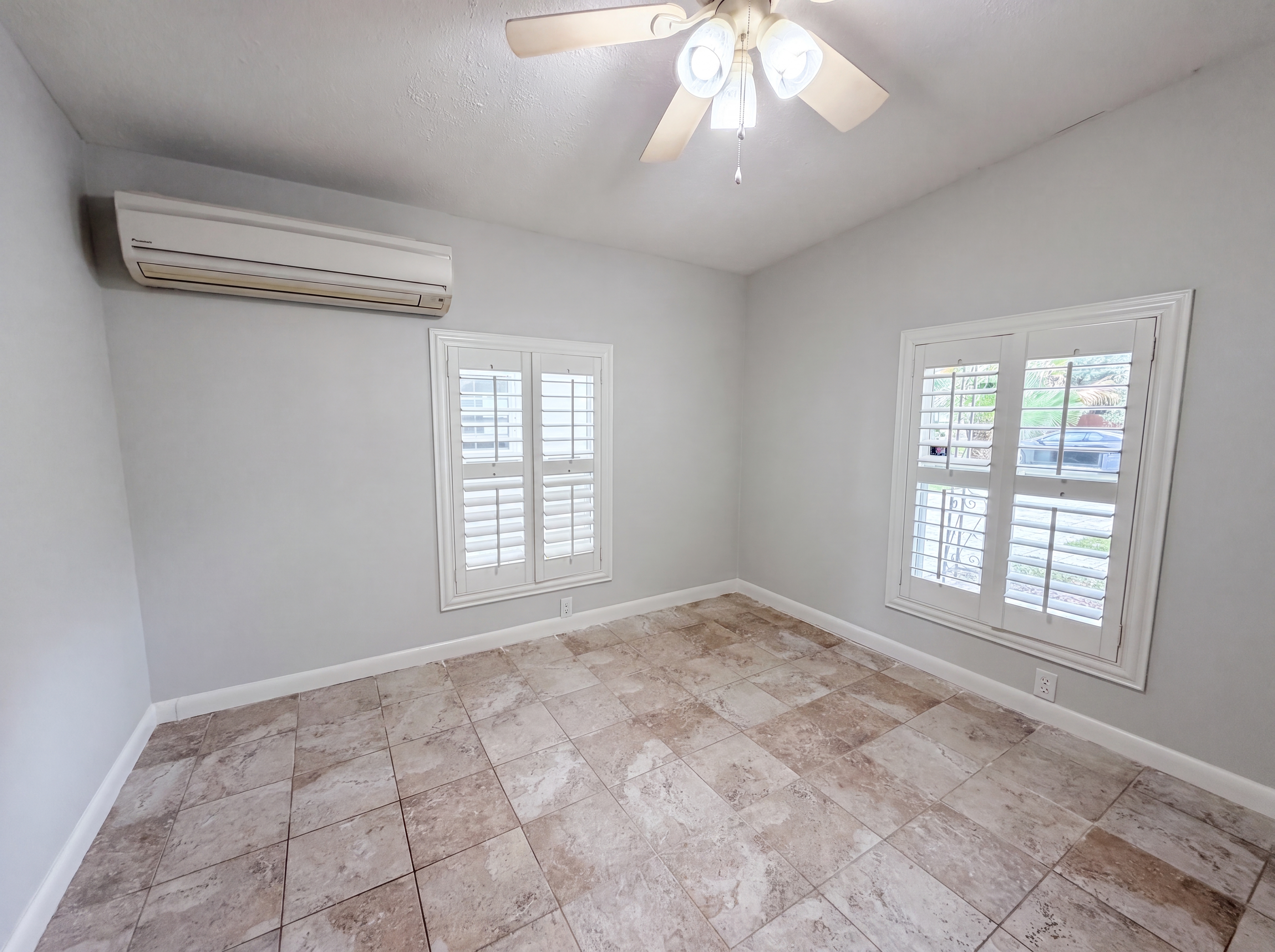 Photo 4 of 23 of 5655 Kimbrell Dr S, Jacksonville, FL