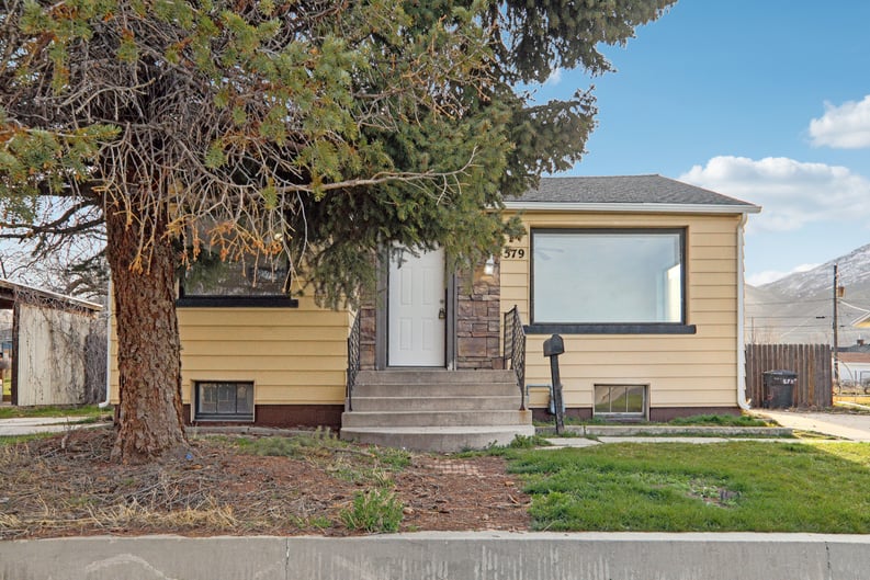 Property photo 1 of 579 S 400 W