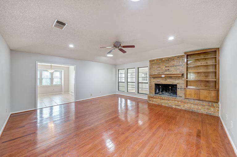Photo 12 of 32 - 4725 Cinnamon Hill Dr, Fort Worth, TX 76133