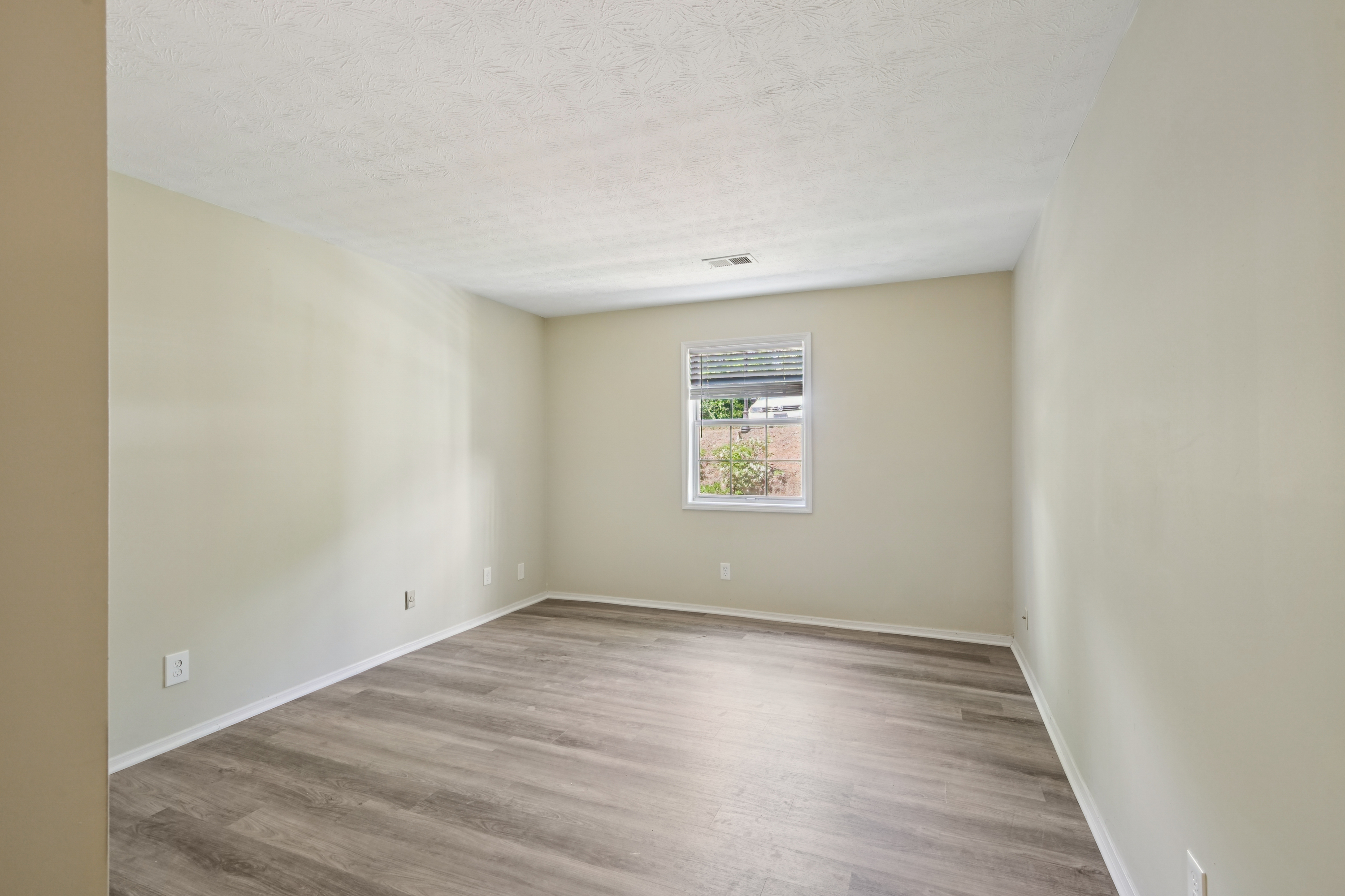 Photo 4 of 22 of 2725 Saint Augustine Trl SE, Marietta, GA