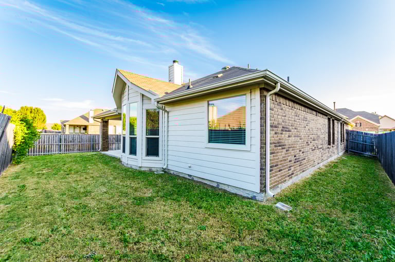 Photo 5 of 30 - 1517 Nightingale Dr, Aubrey, TX 76227