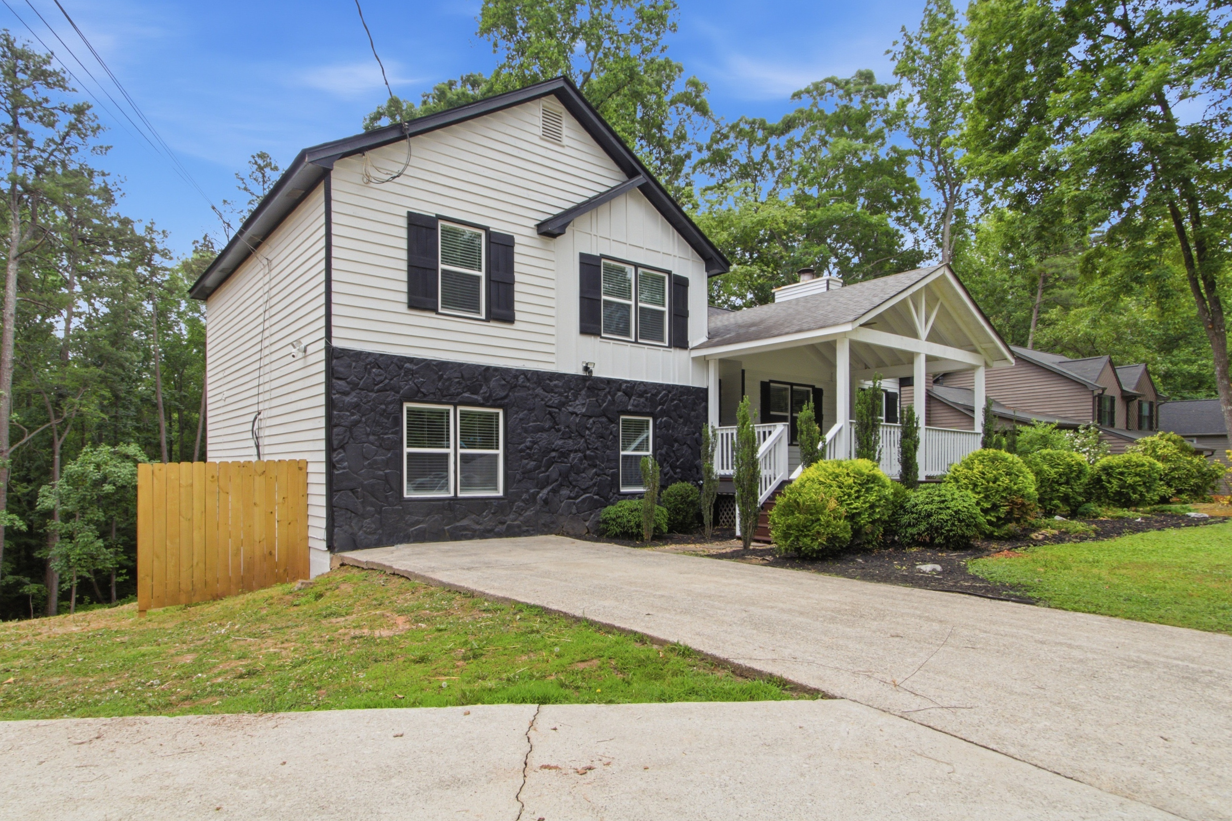 Photo 7 of 33 of 1239 Ashbrook Dr, Lawrenceville, GA