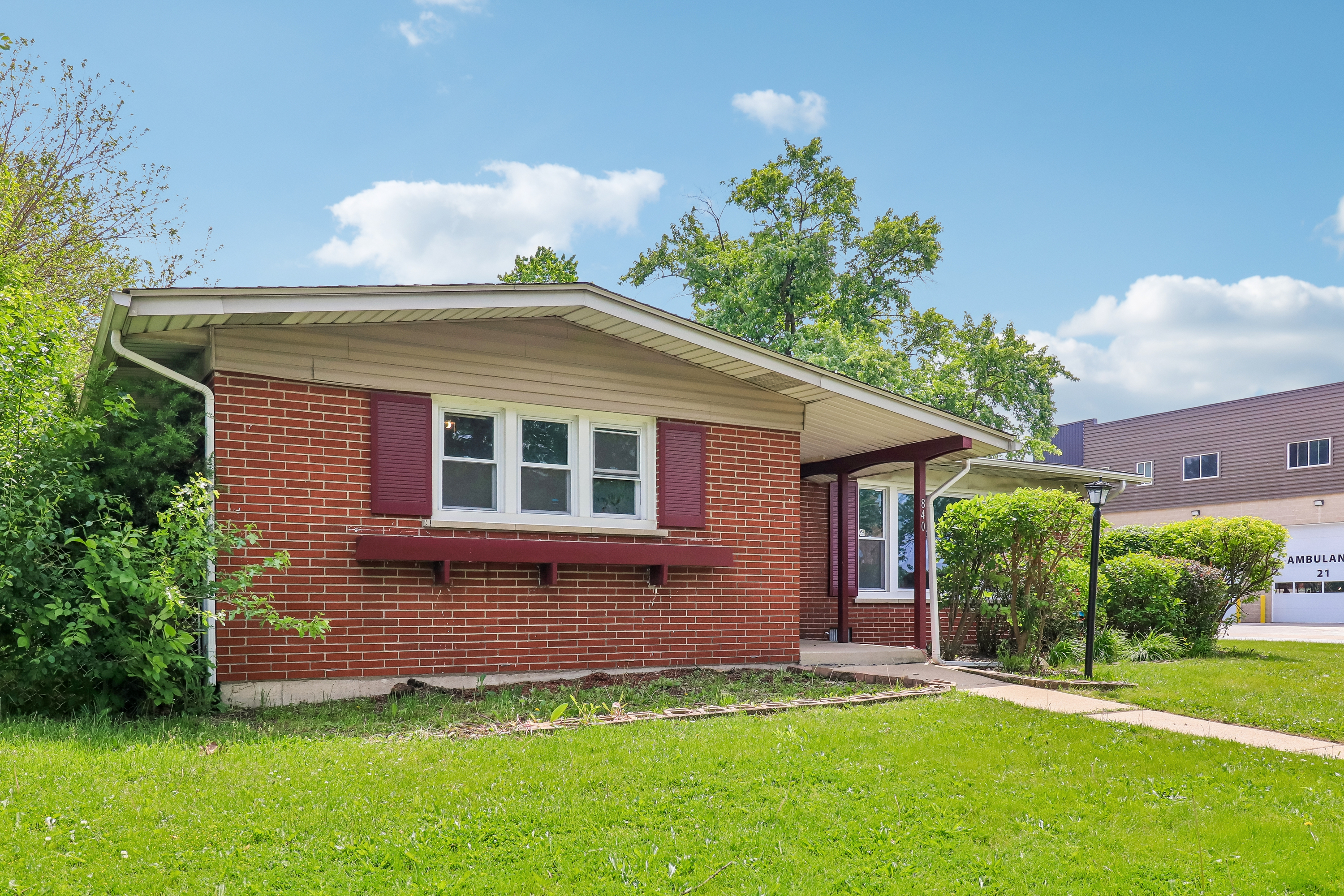 Photo 11 of 37 of 840 W Arquilla Dr, Glenwood, IL