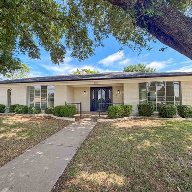 Property photo 1 of 100 W Pleasantview Dr