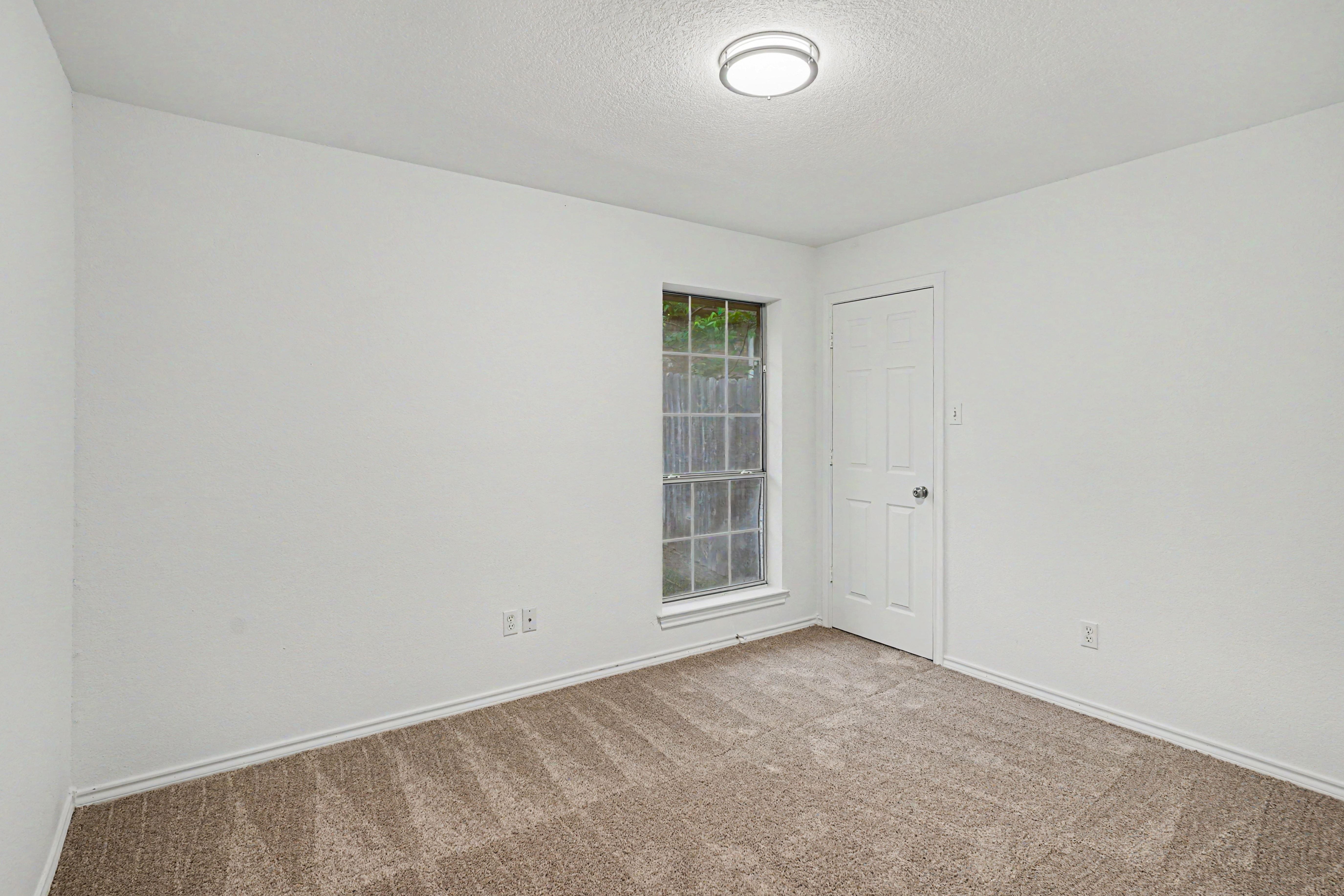 Photo 11 of 17 of 1504 Clover Ln, Granbury, TX