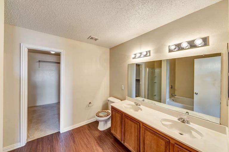 Photo 19 of 33 - 2056 Crosbyton Ln, Grand Prairie, TX 75052