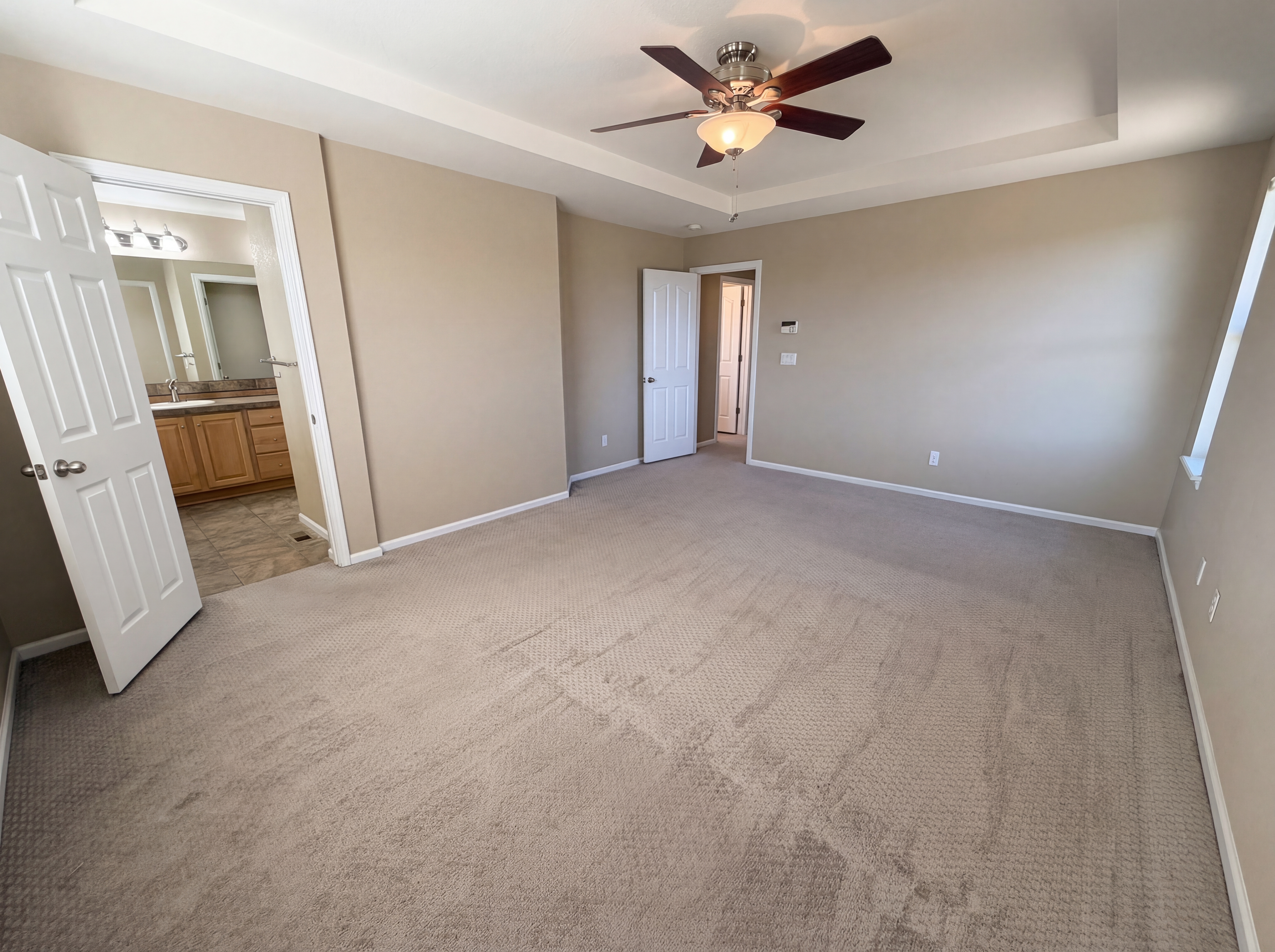 Photo 4 of 36 of 10049 Southlawn Cir, Commerce City, CO