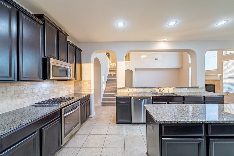 Photo 9 of 34 - 2208 Hannah Creek Ct, Houston, TX 77089