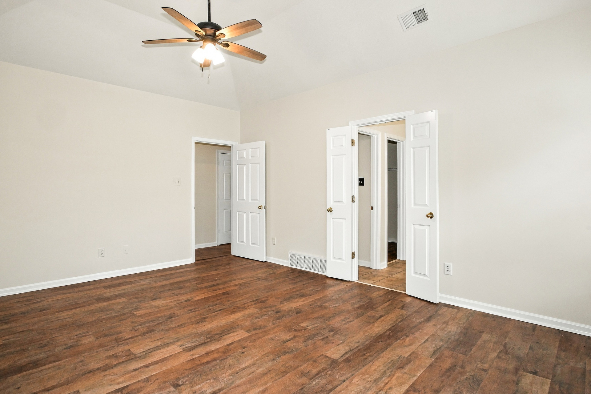 Photo 10 of 28 of 5634 Tulip Grove Dr, Memphis, TN