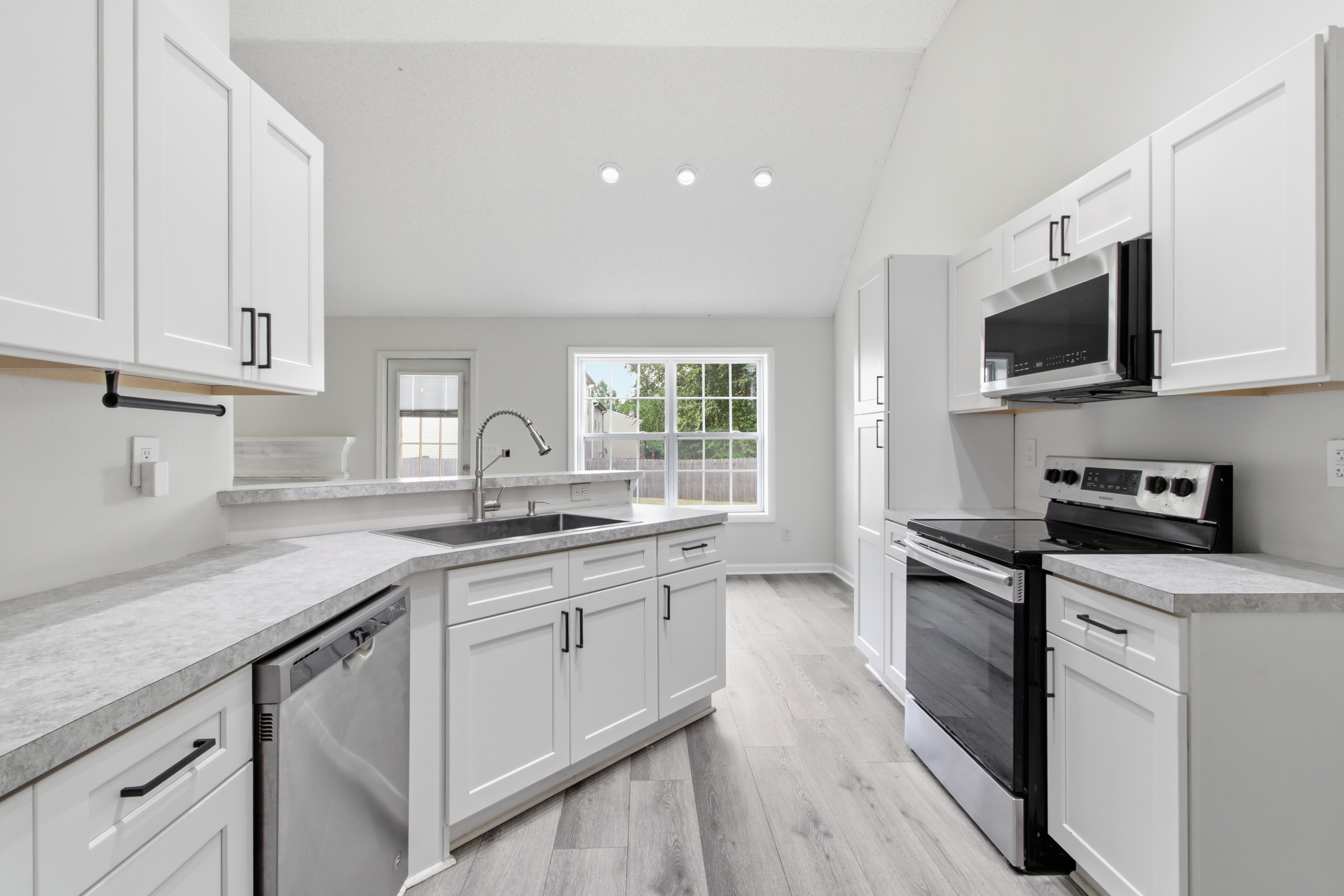 Photo 2 of 31 of 3708 Walnut Creek Way, Lithonia, GA