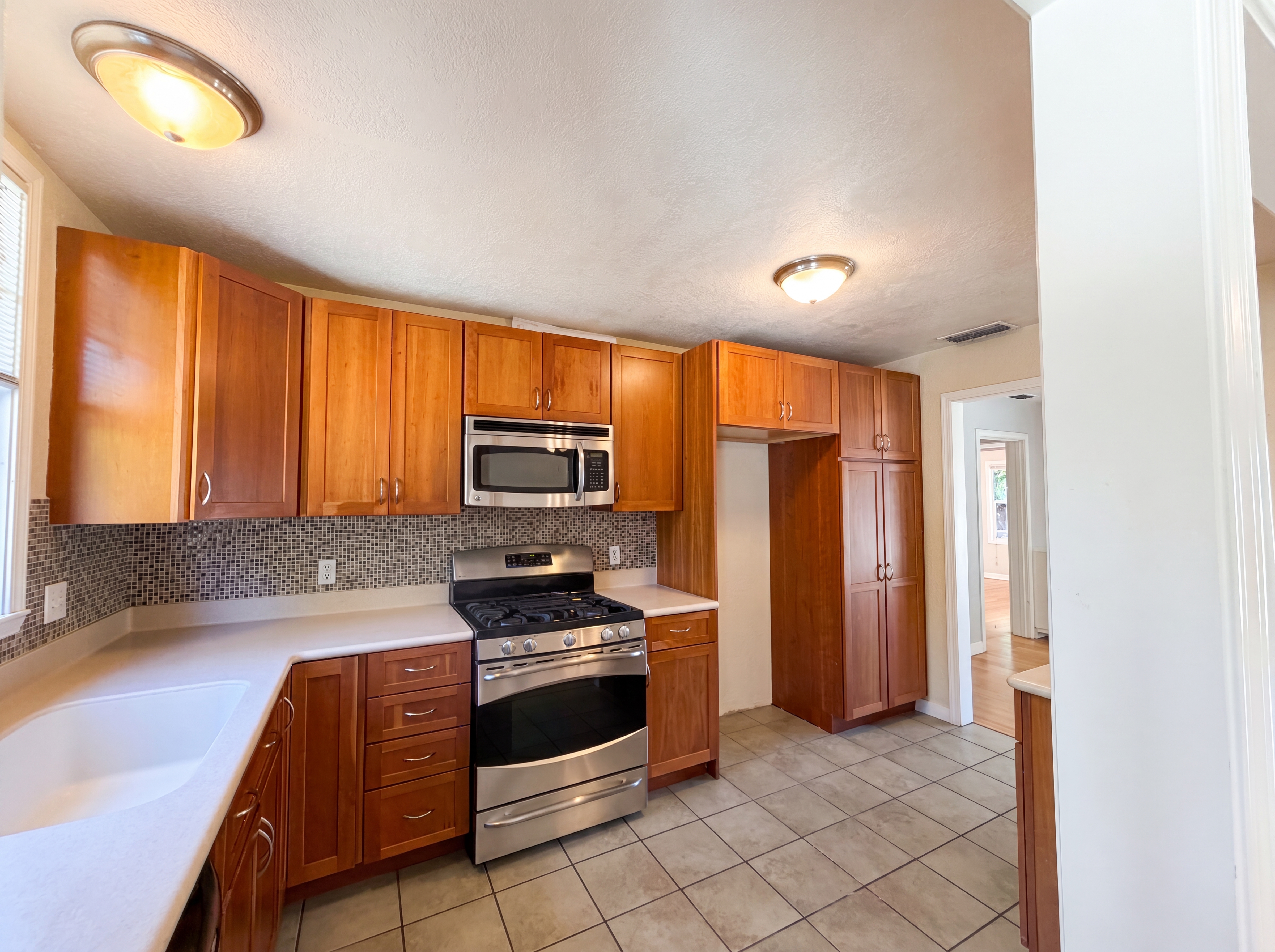 Photo 11 of 29 of 6015 12th Ave, Sacramento, CA