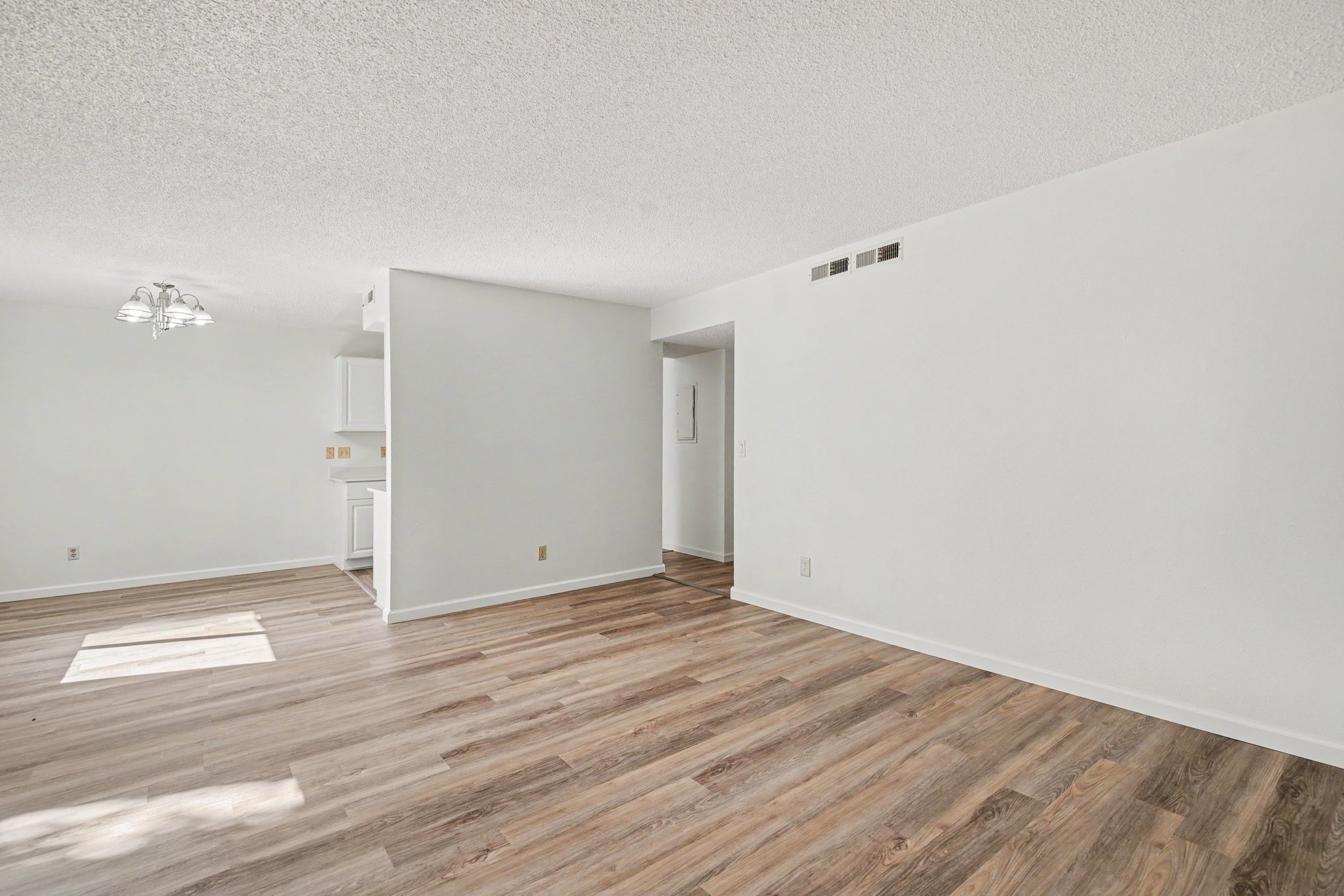 Photo 7 of 16 of 14148 74th Pl NE, Kirkland, WA