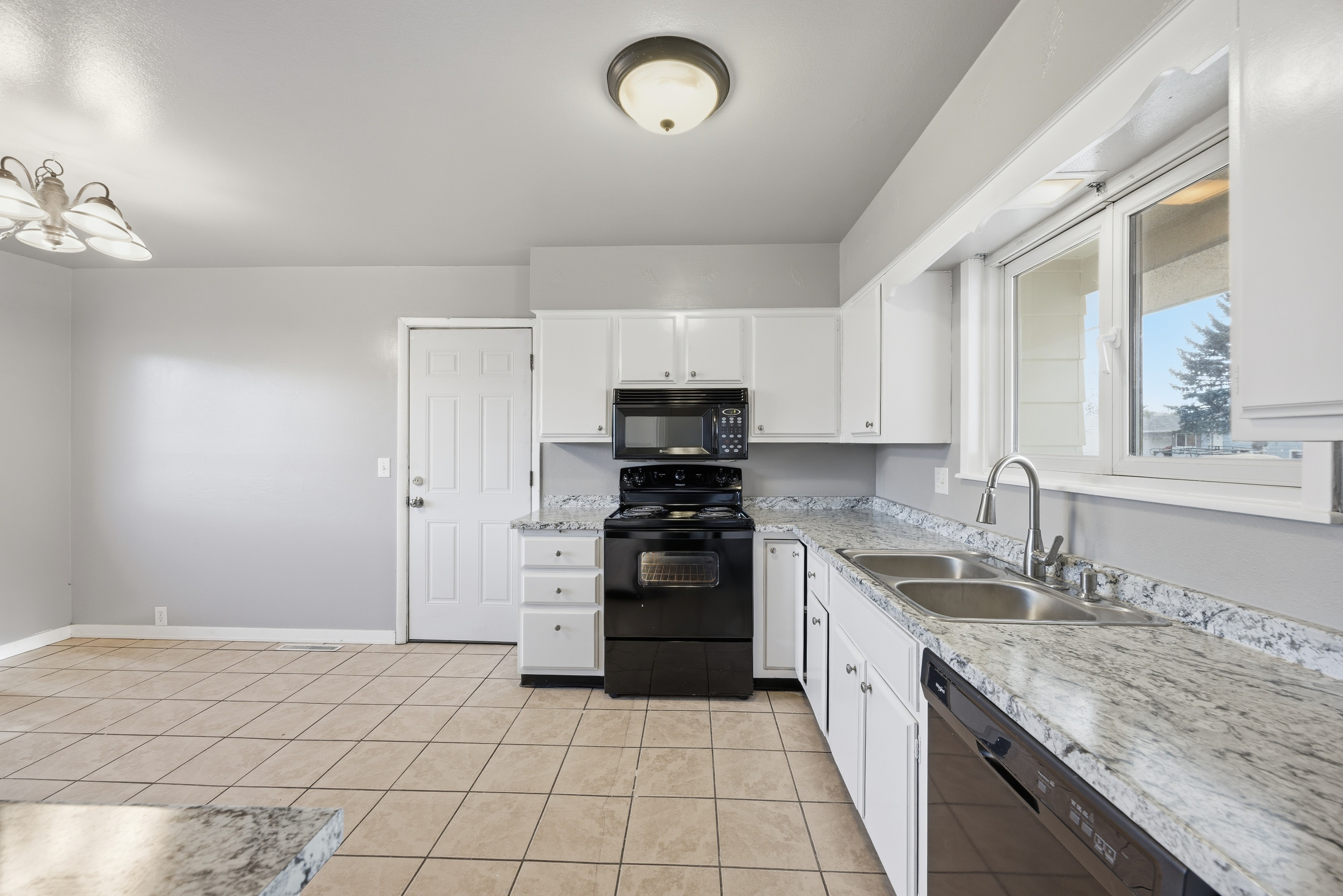 Photo 15 of 40 of 1014 Fosdick Dr, Colorado Springs, CO