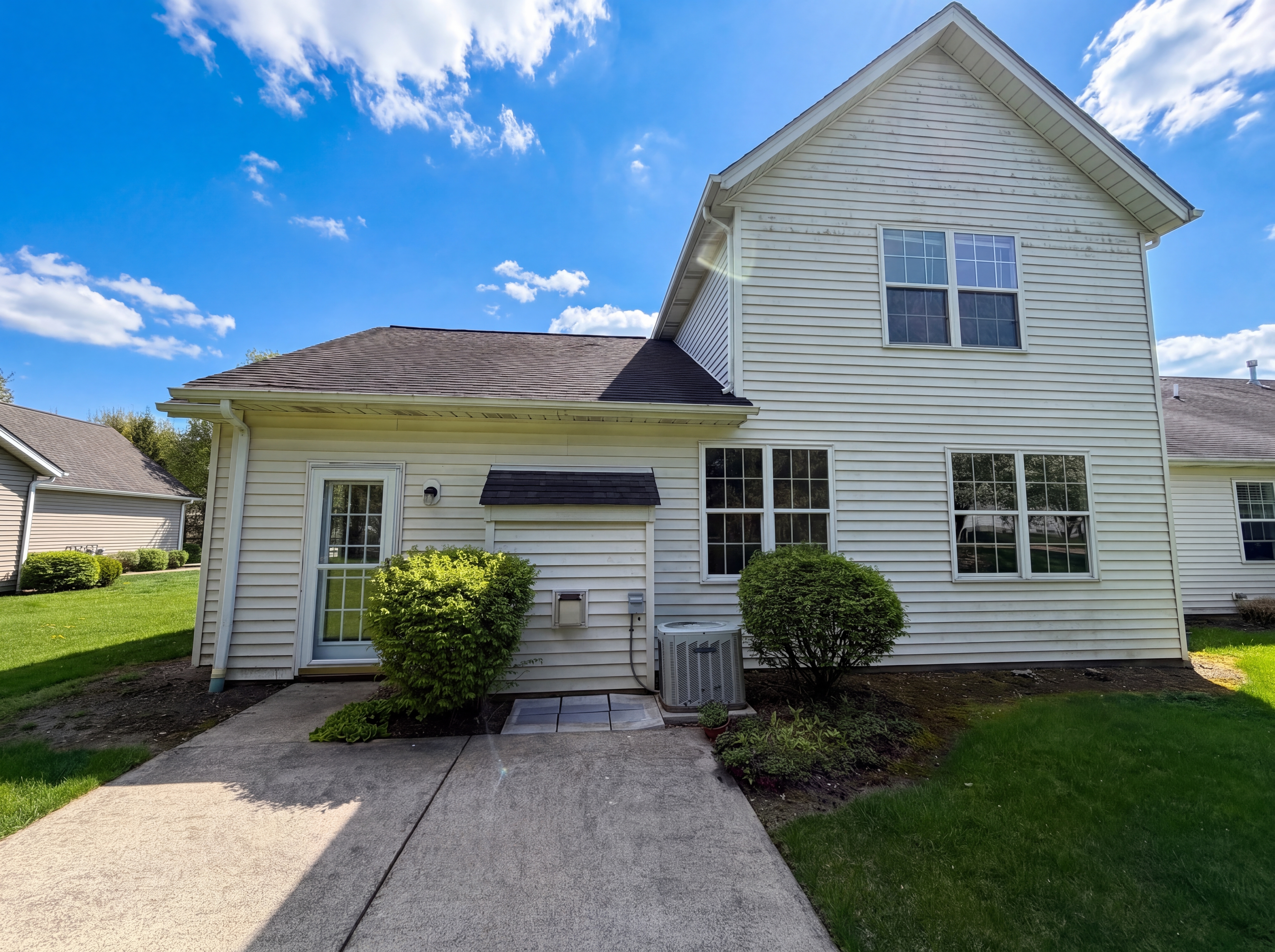 Photo 5 of 20 of 8757 Roberts Ct, Olmsted Falls, OH
