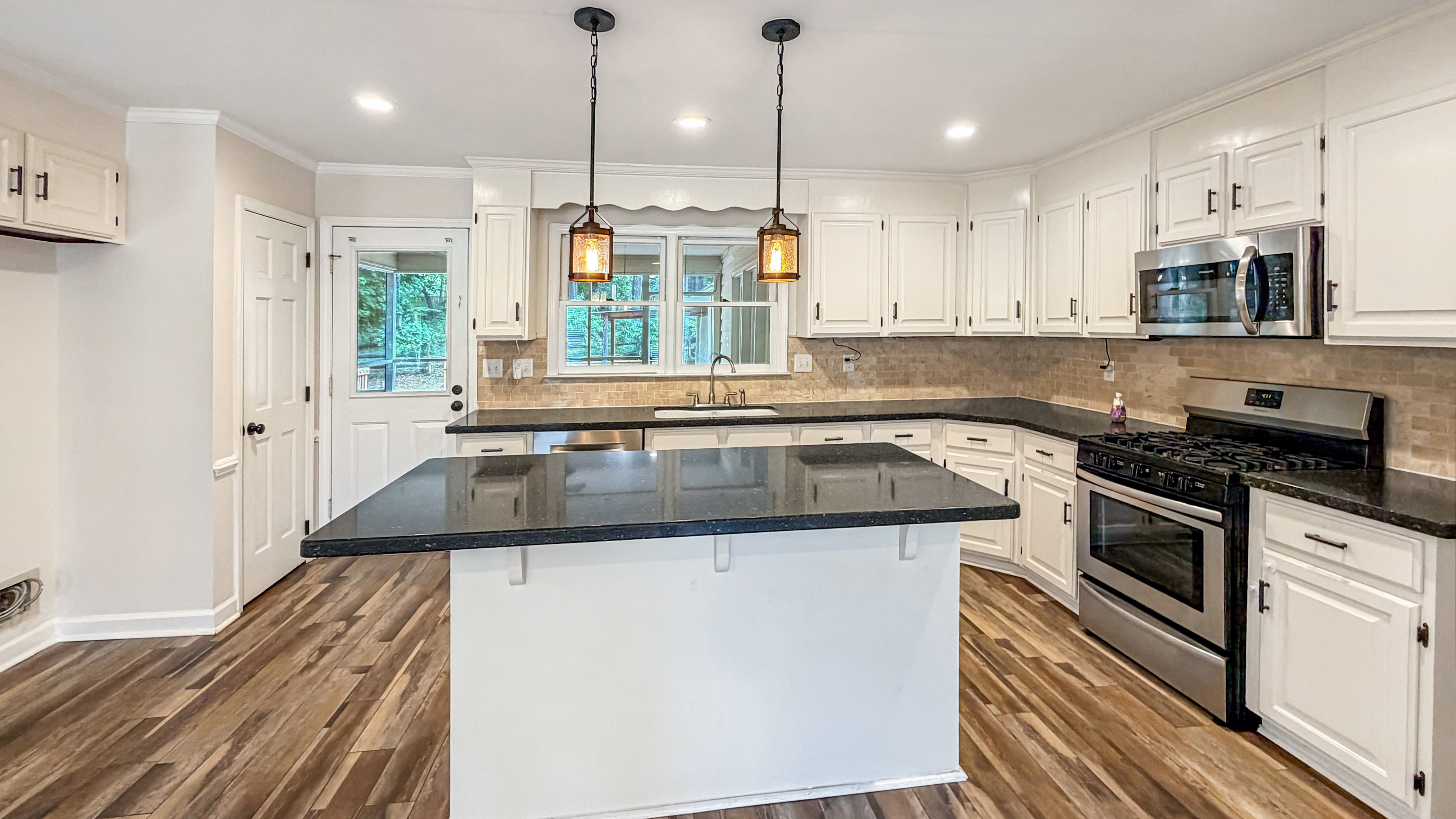 Photo 2 of 21 of 16539 Grapperhall Dr, Huntersville, NC