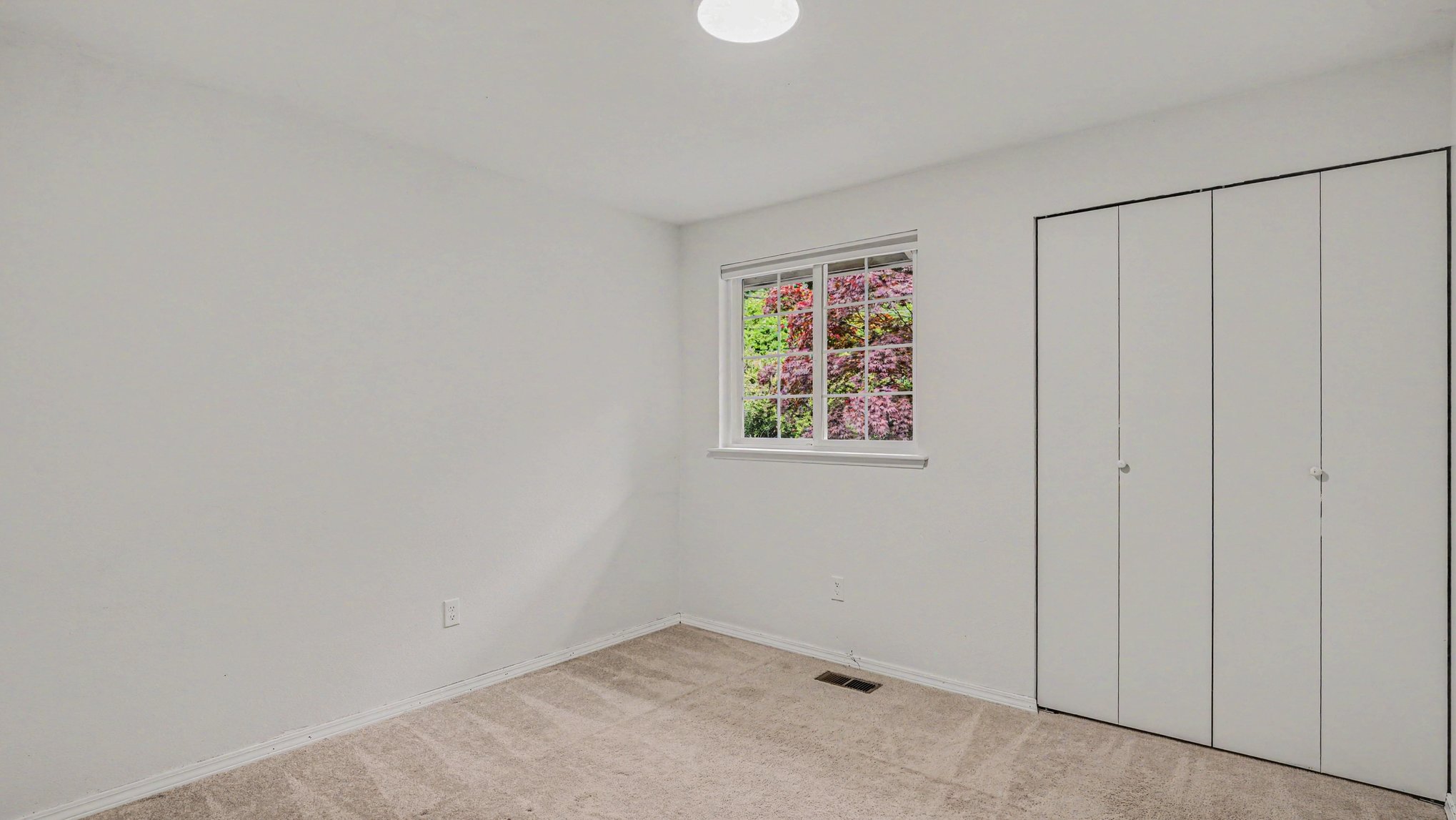 Photo 13 of 19 of 9605 NE 132nd St, Kirkland, WA