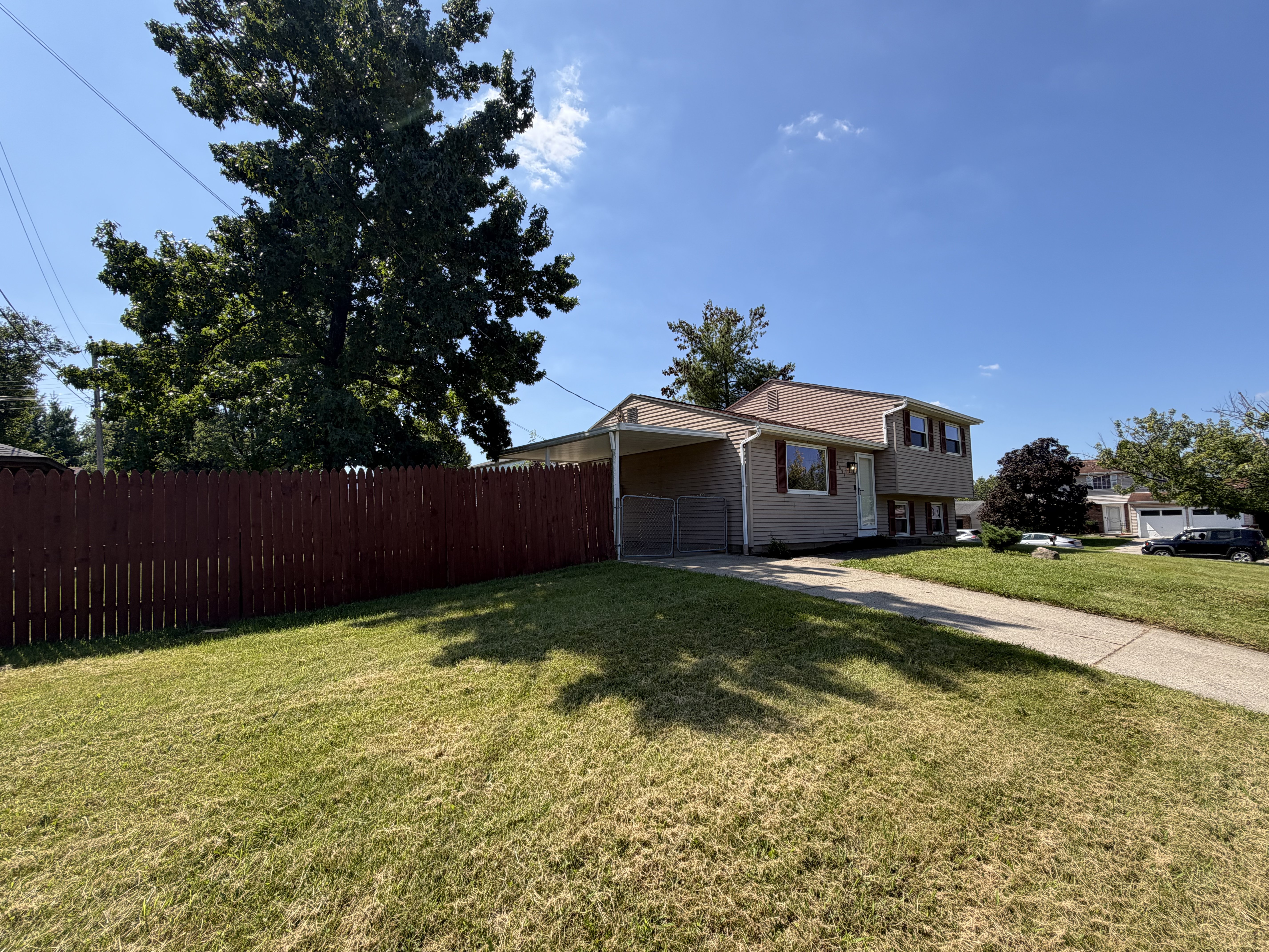 Photo 28 of 33 of 2891 Grosvenor Dr, Cincinnati, OH