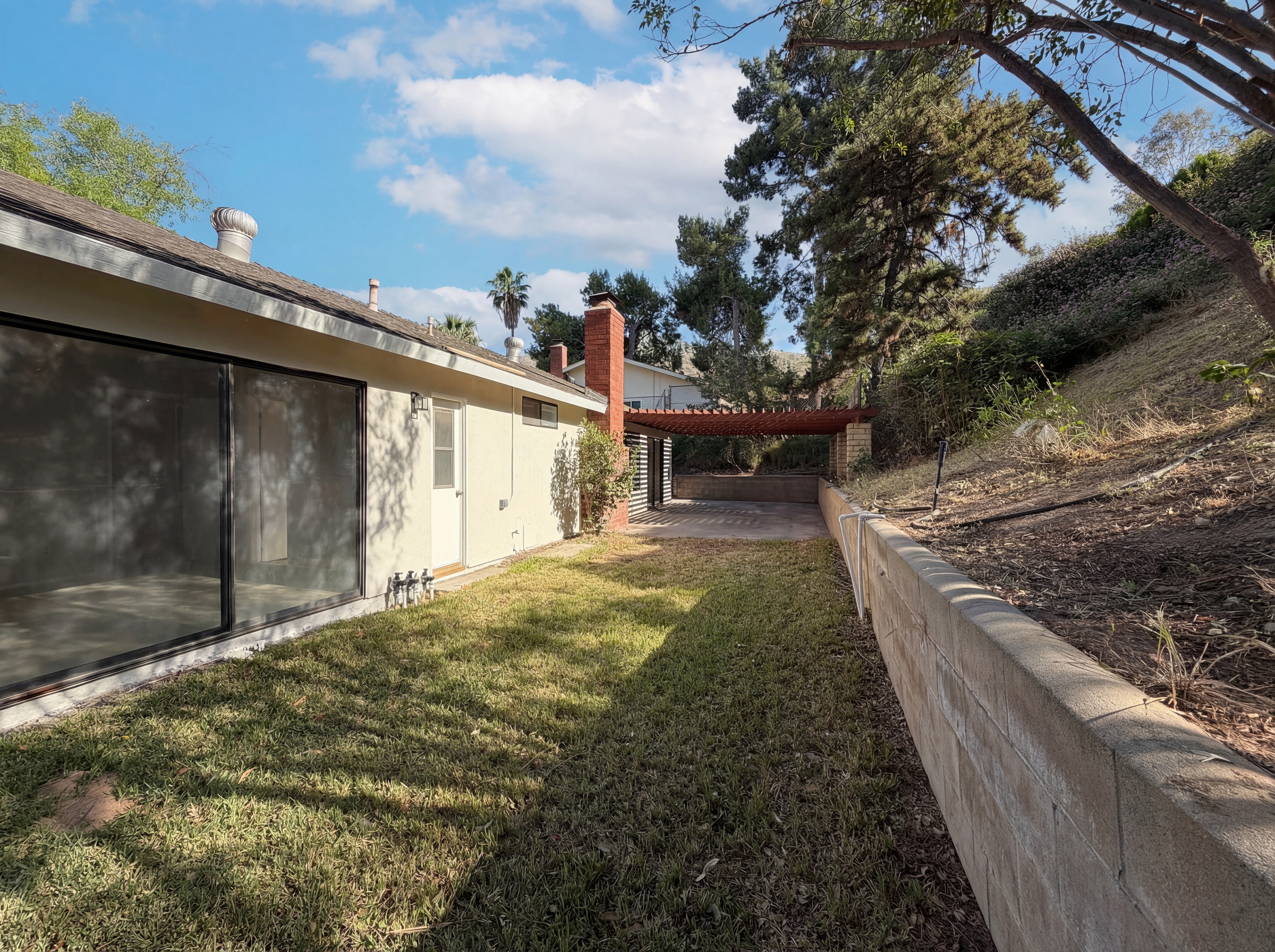 Photo 5 of 21 of 2785 Bonita Dr, Highland, CA