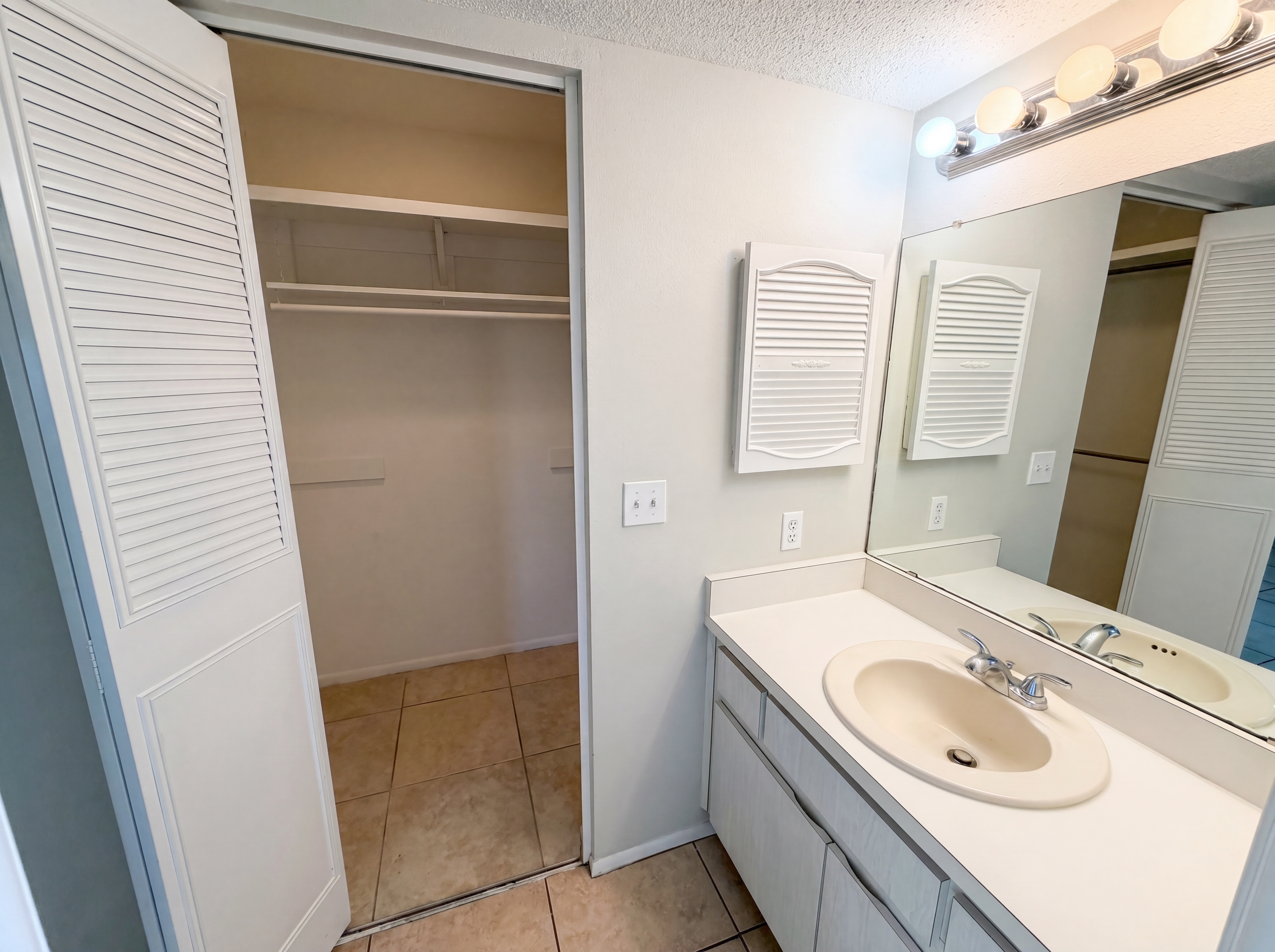 Photo 19 of 29 of 4561 Great Lakes Dr S, Clearwater, FL
