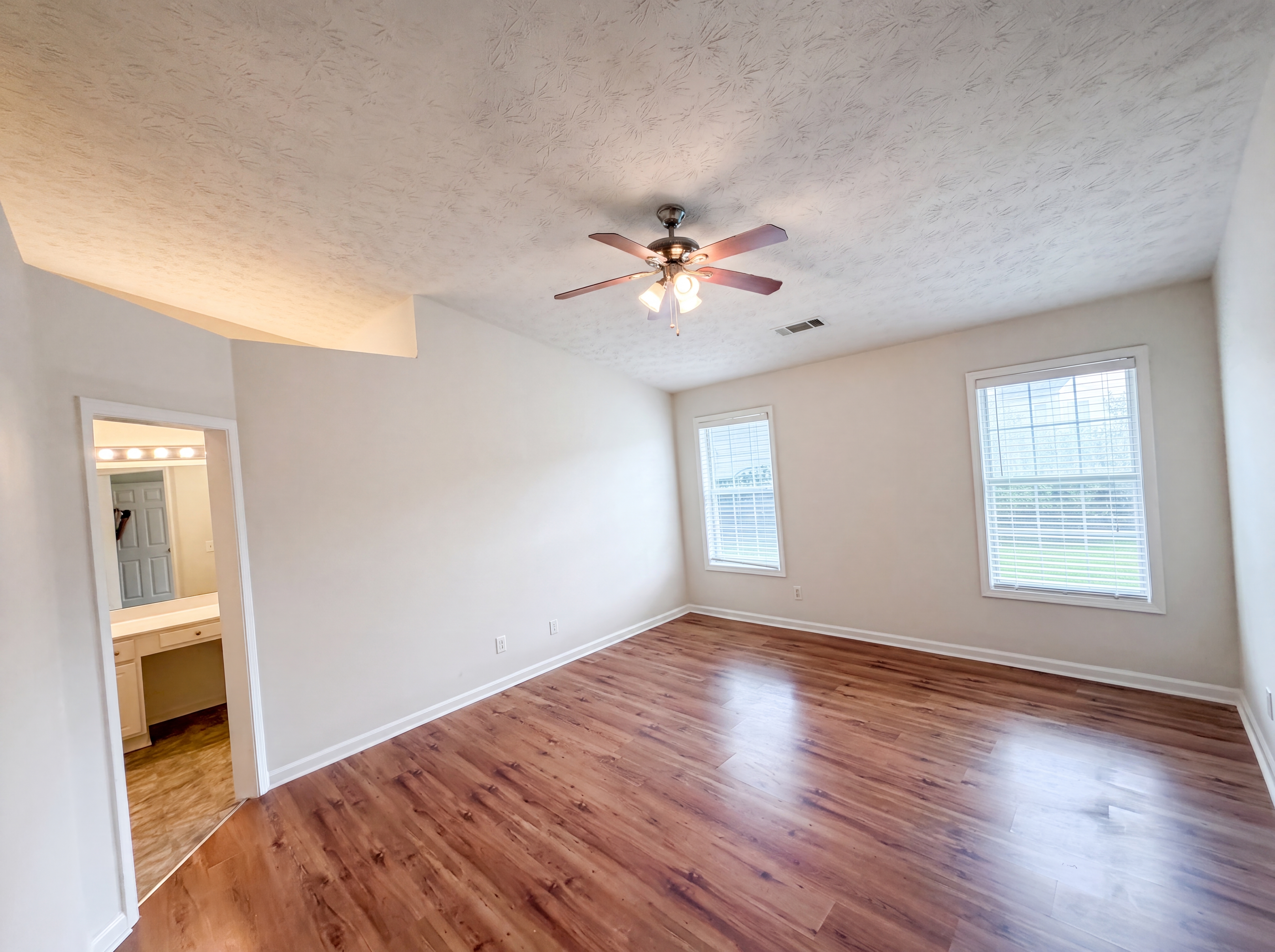 Photo 4 of 29 of 5137 Overlook View Ct, Duluth, GA