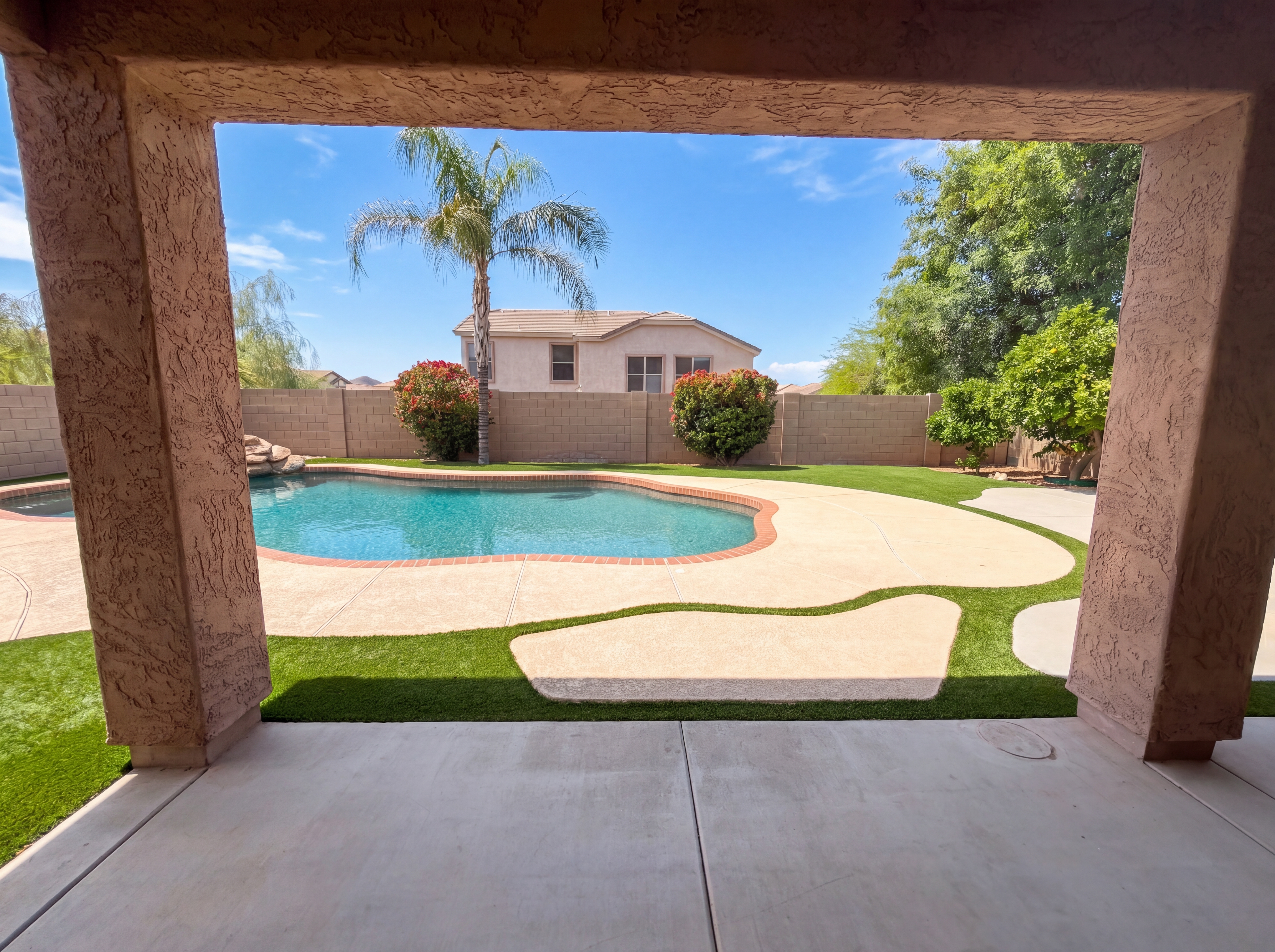 Photo 7 of 39 of 2113 W Eagle Feather Rd, Phoenix, AZ