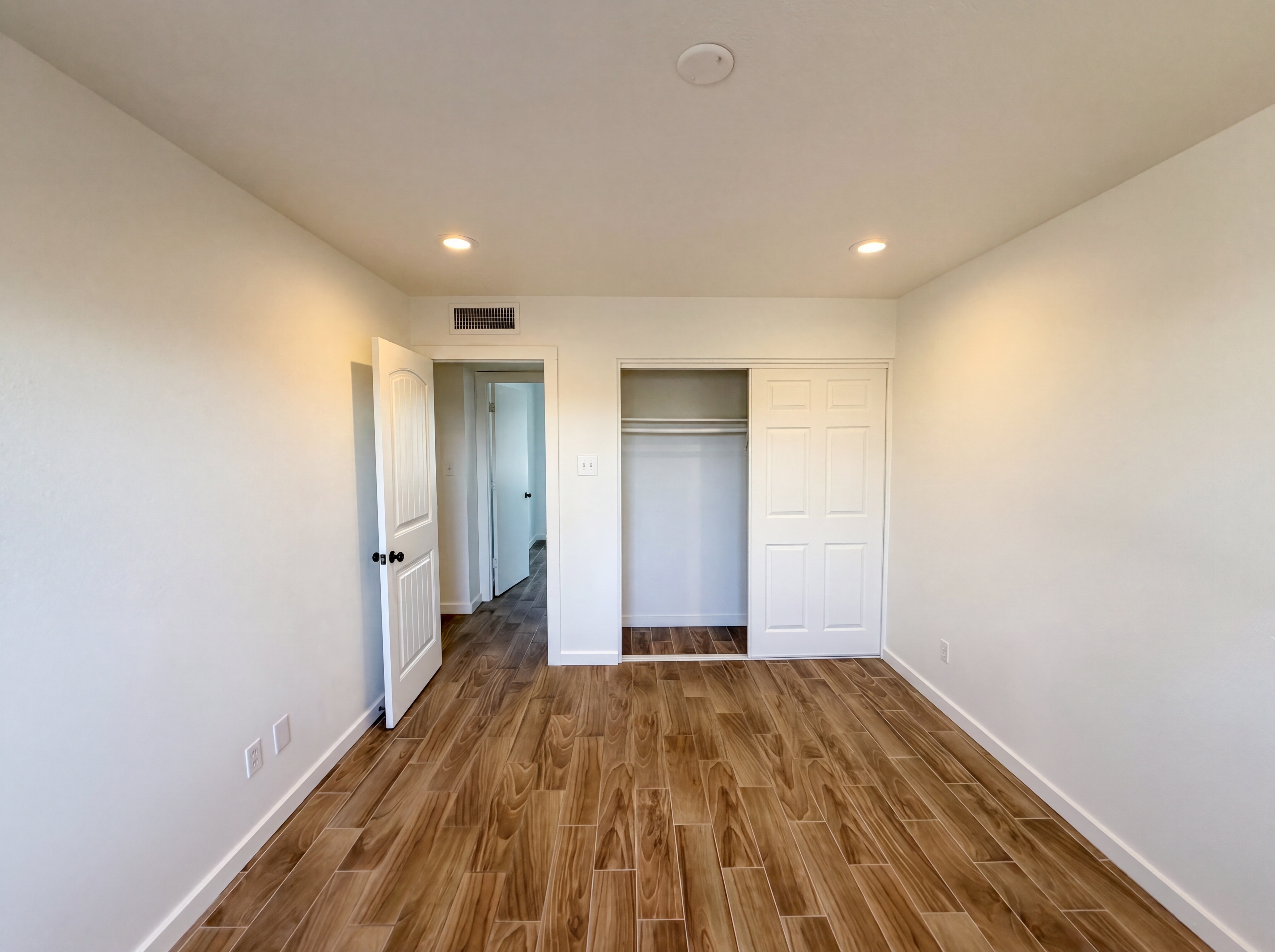 Photo 4 of 21 of 3339 W Country Gables Dr, Phoenix, AZ