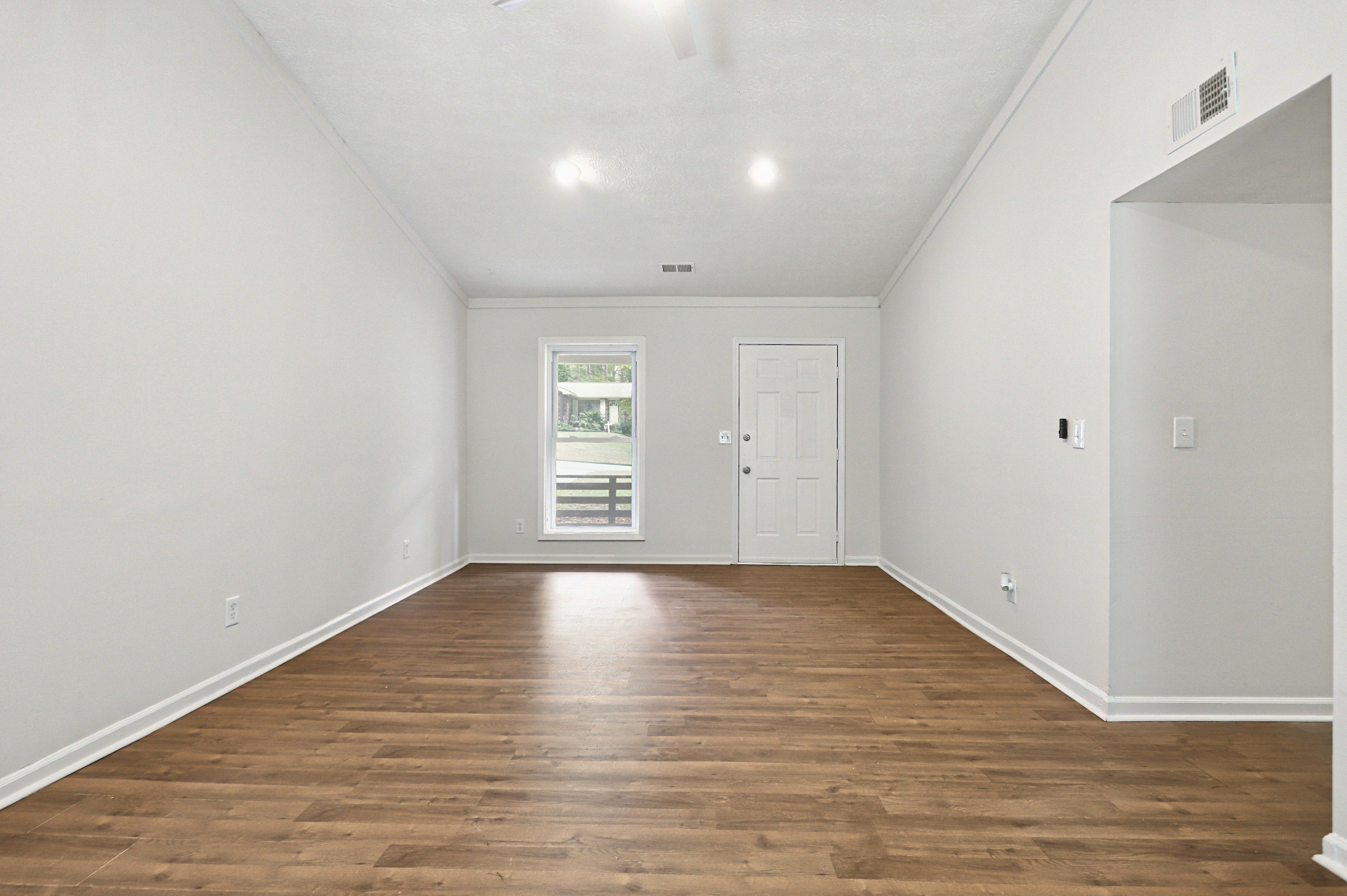 Photo 8 of 31 of 6379 Leverett Dr, Lithonia, GA