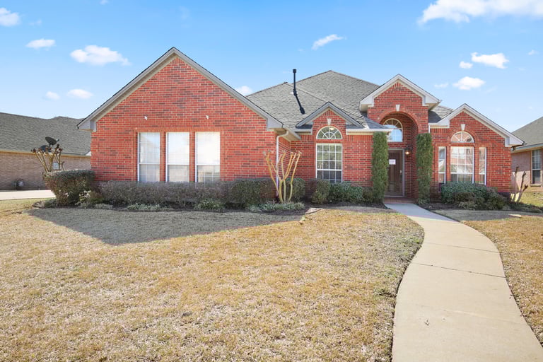 Photo 1 of 29 - 2308 Calmont Dr, Arlington, TX 76001