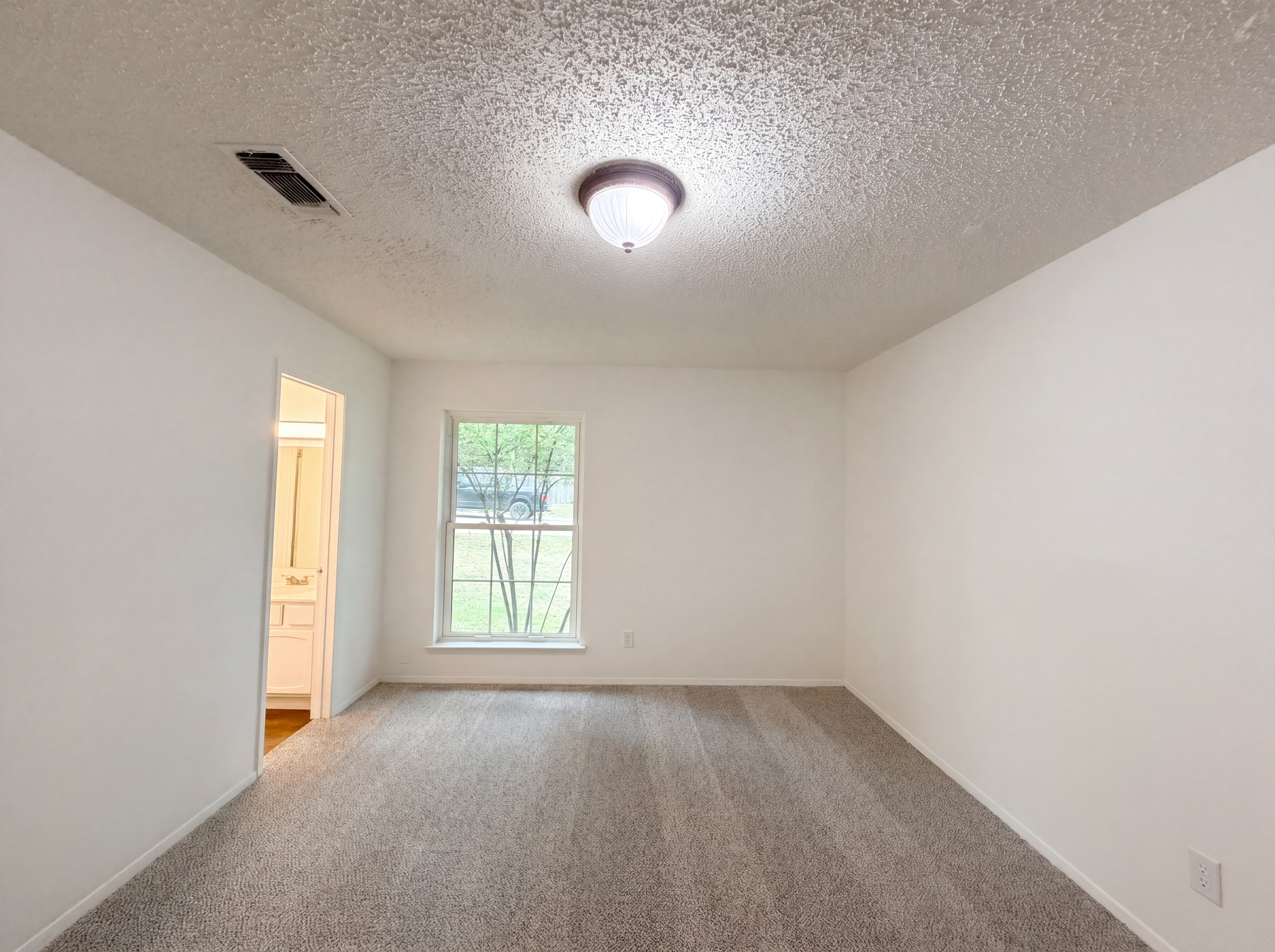 Photo 15 of 19 of 512 Lake Crest Pkwy, Azle, TX