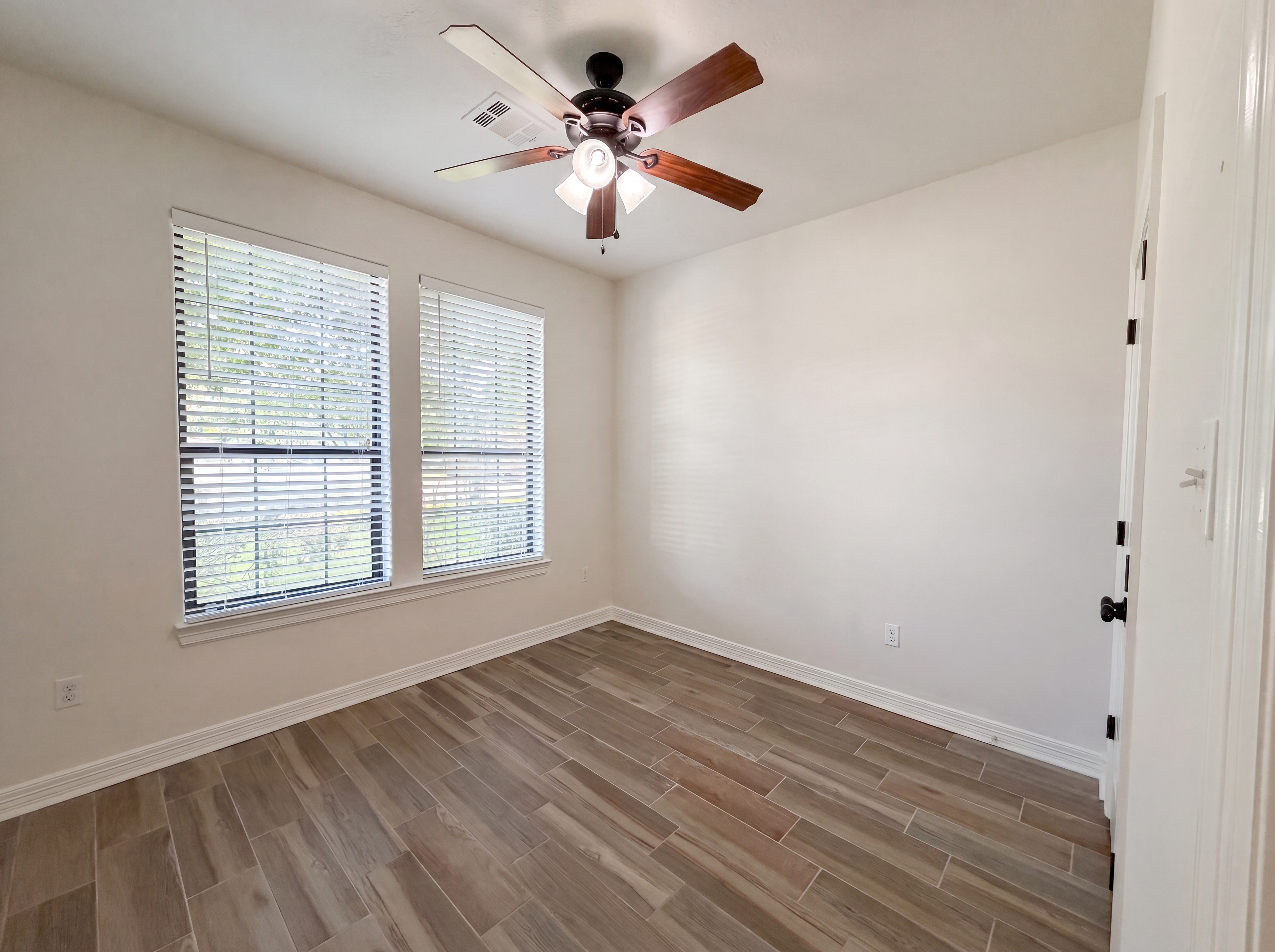 Photo 4 of 19 of 4516 White Rock St, Houston, TX
