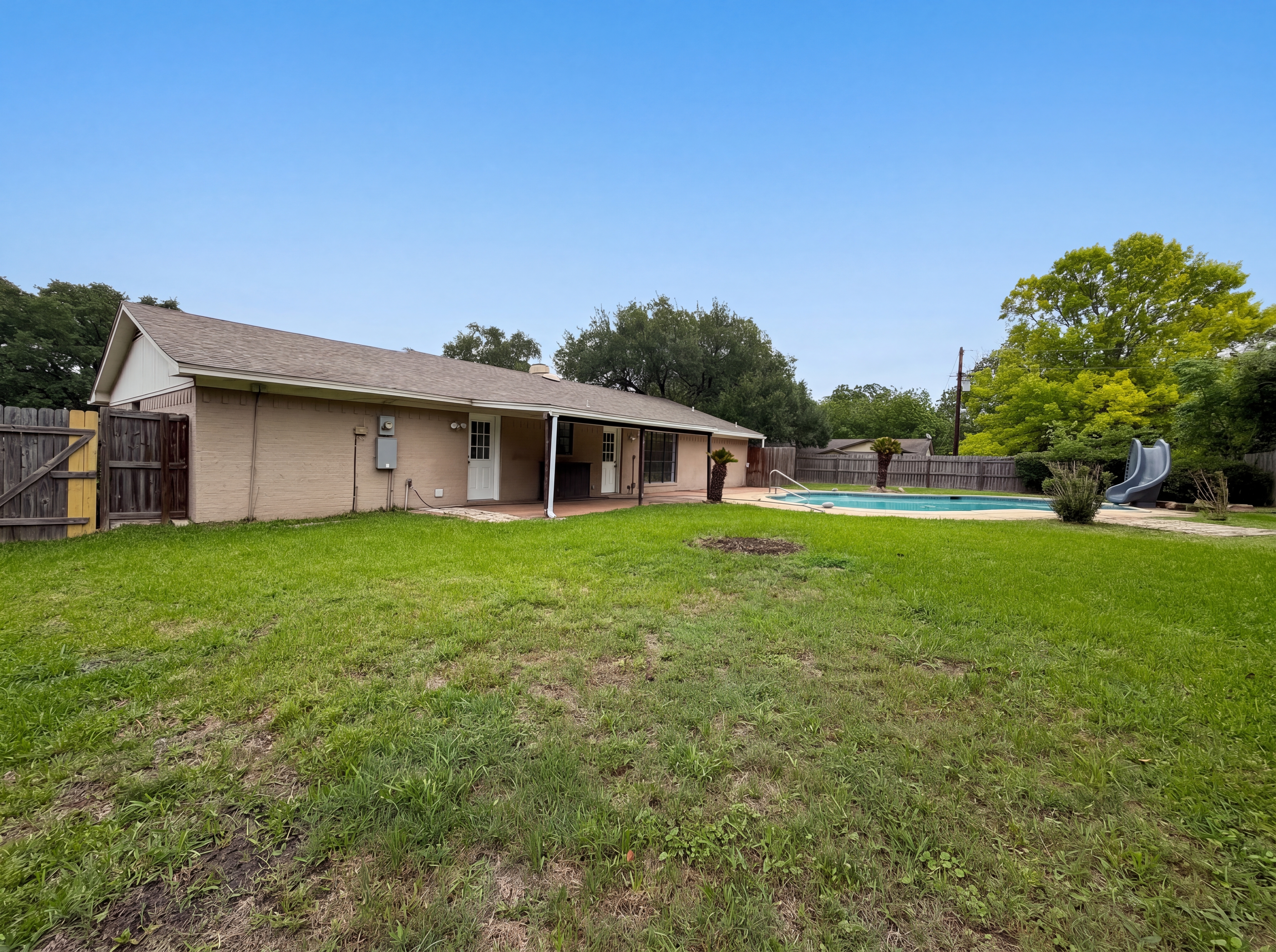 Photo 5 of 21 of 1001 Windy Dr, Brenham, TX