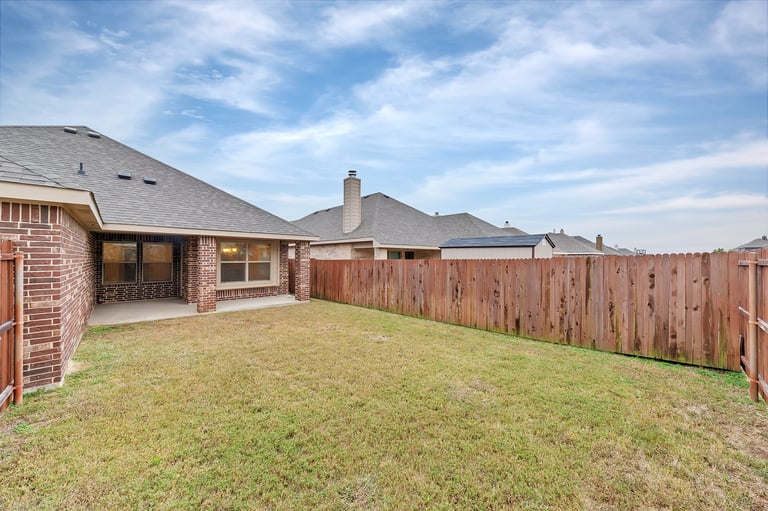 Photo 30 of 31 - 221 Happy Ln, Red Oak, TX 75154