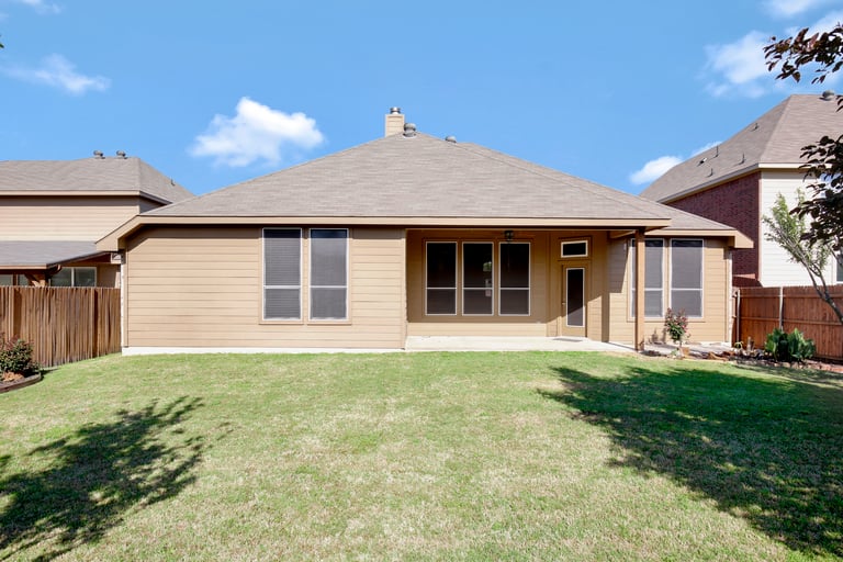 Photo 5 of 27 - 1104 Hidden Lake Dr, Burleson, TX 76028