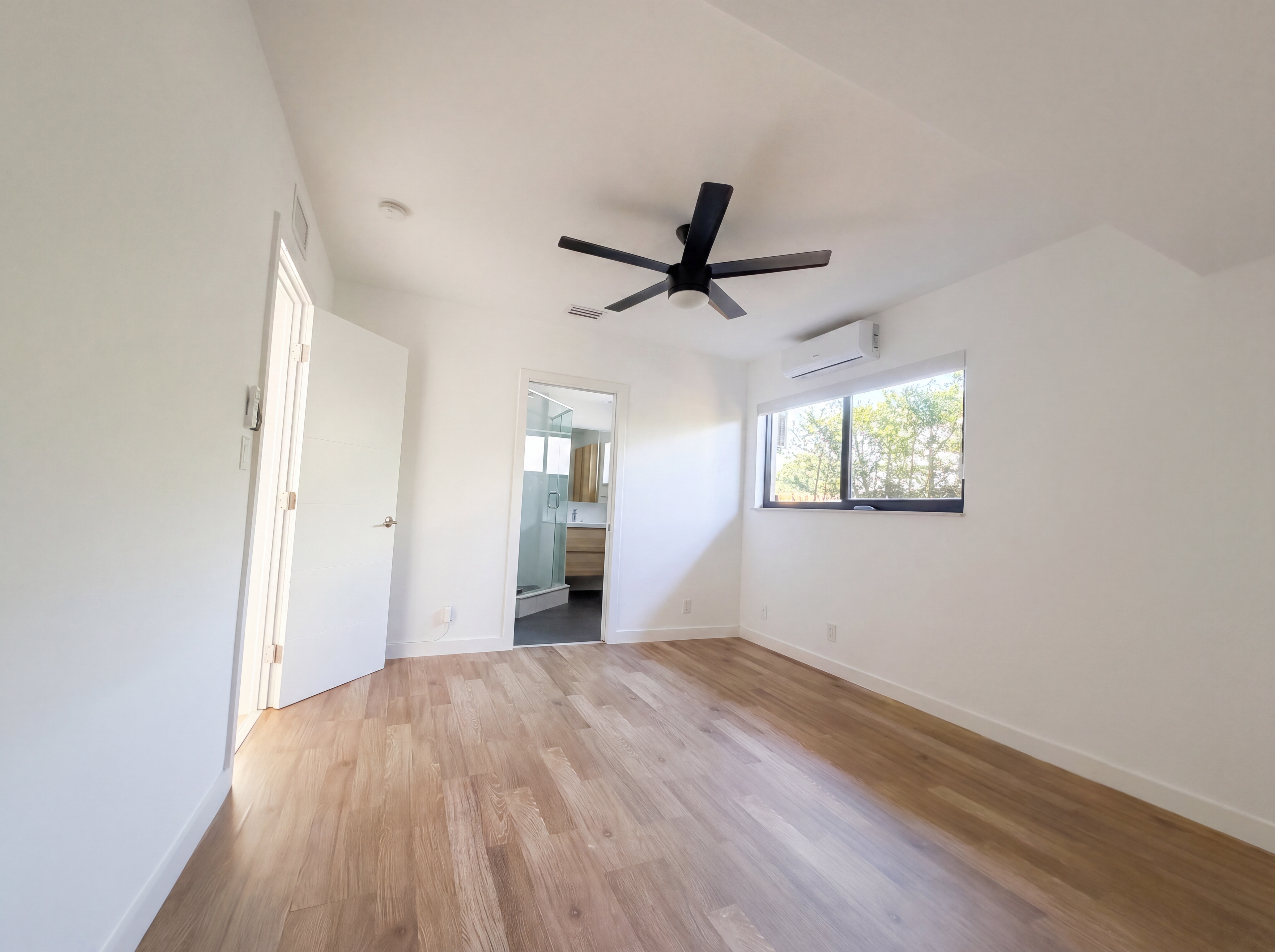 Photo 4 of 17 of 1717 NE 20th Ave, Fort Lauderdale, FL