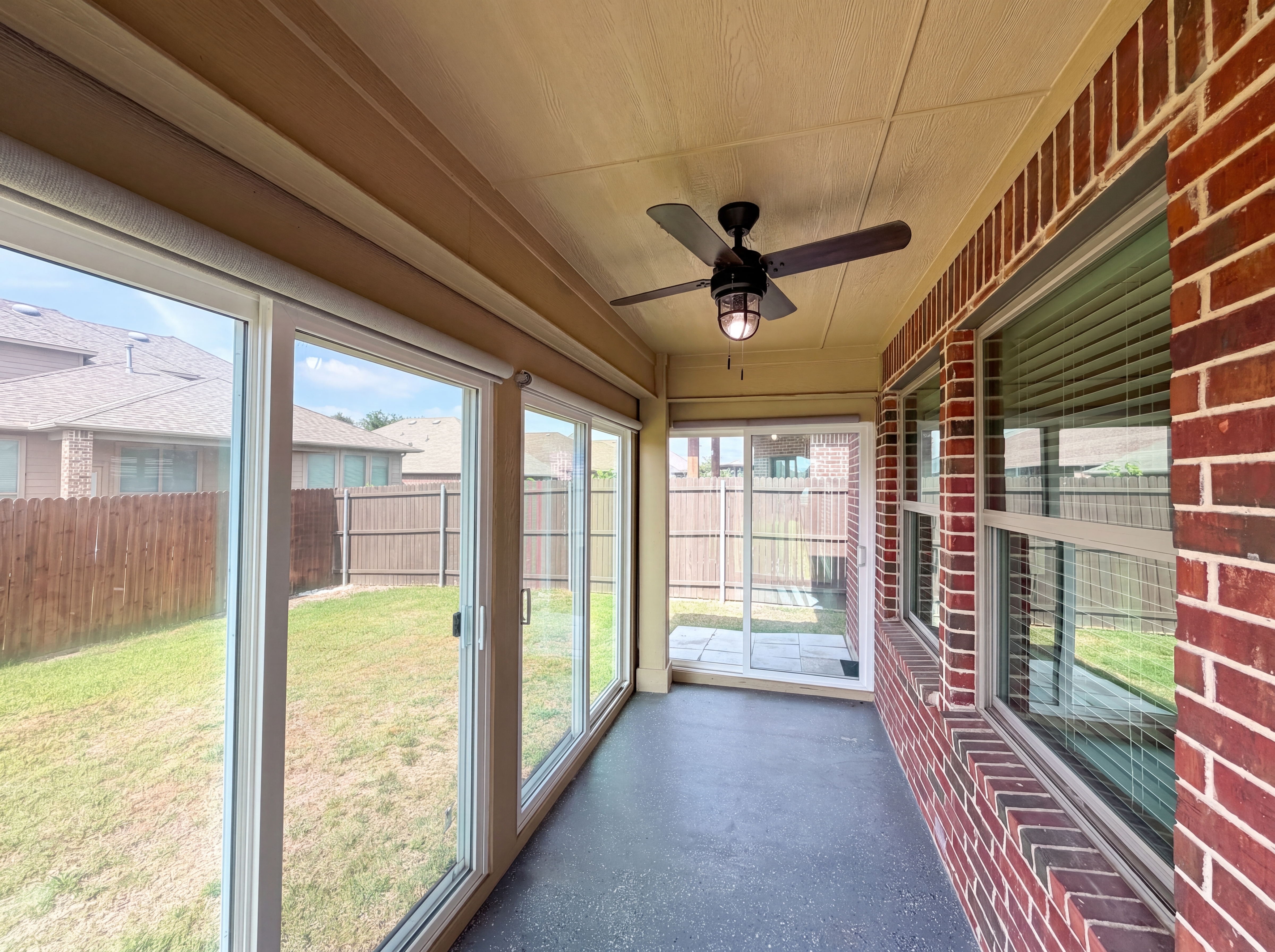 Photo 18 of 20 of 709 Ravenwood Dr, Saginaw, TX