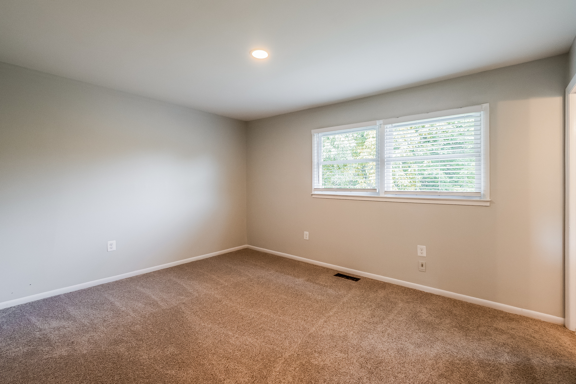 Photo 13 of 22 of 13449 Nascoby Ln, Woodbridge, VA