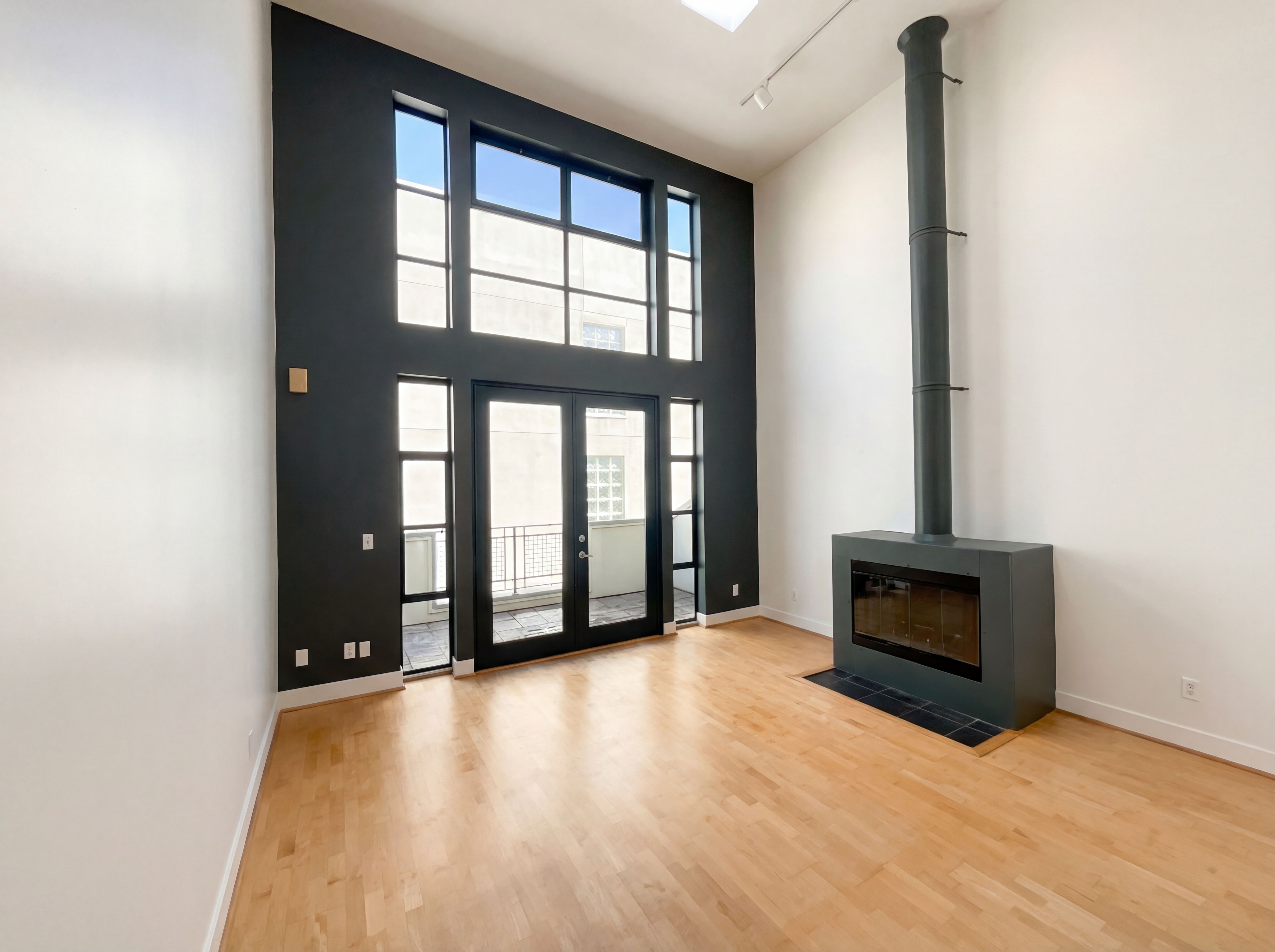 Photo 3 of 24 of 161 Gilbert St, San Francisco, CA