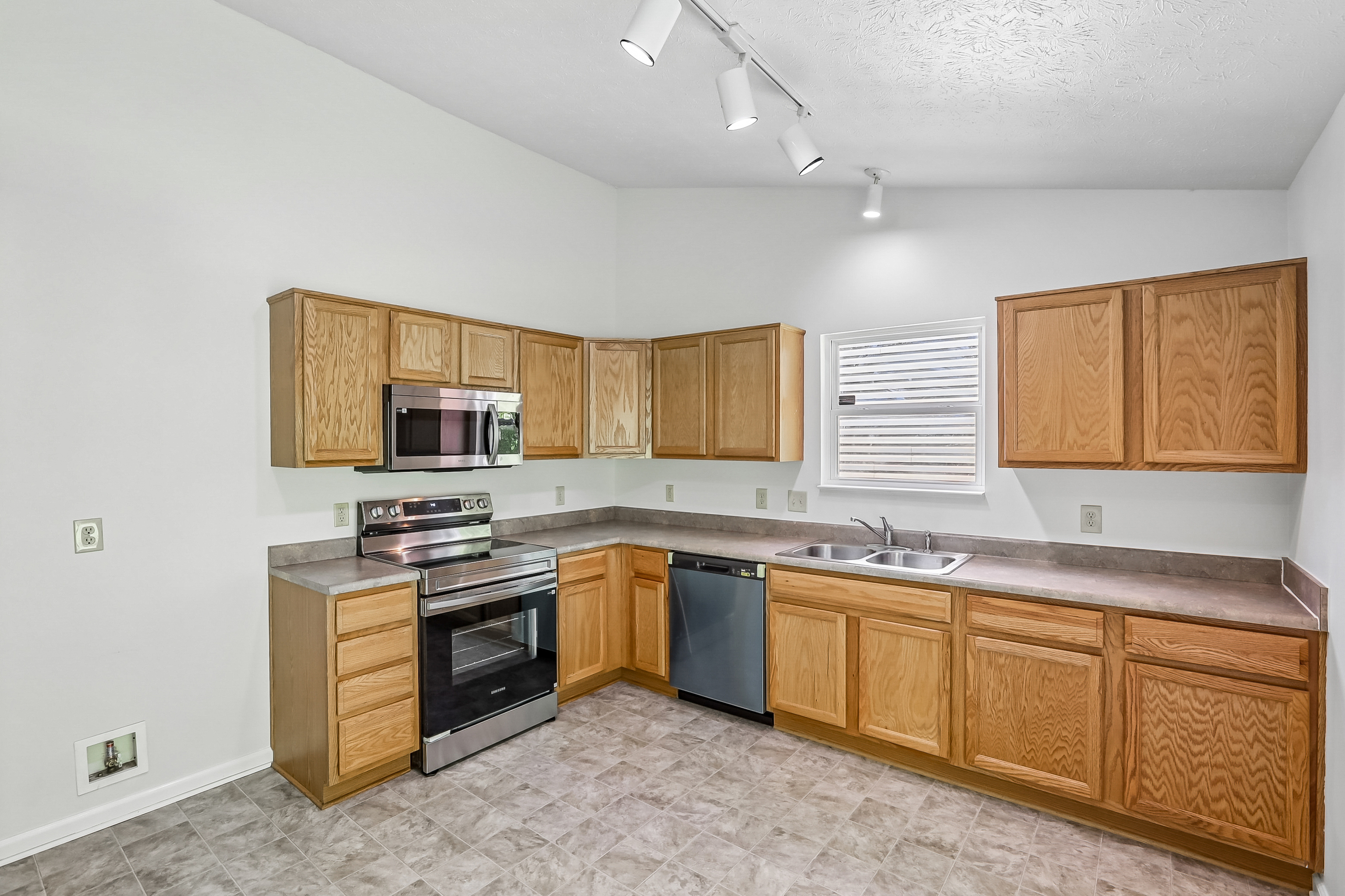 Photo 2 of 26 of 2045 Sotheby Ln, Indianapolis, IN