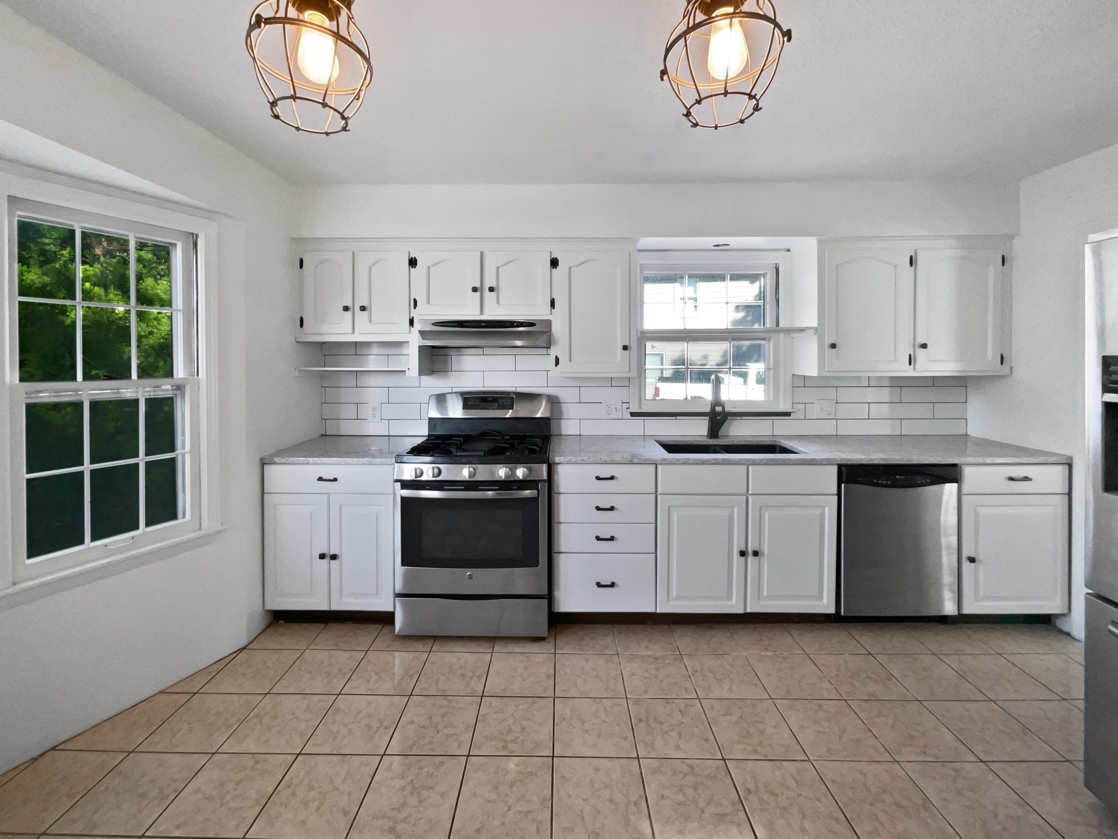 Photo 4 of 22 of 9432 Carter Dr, Overland Park, KS