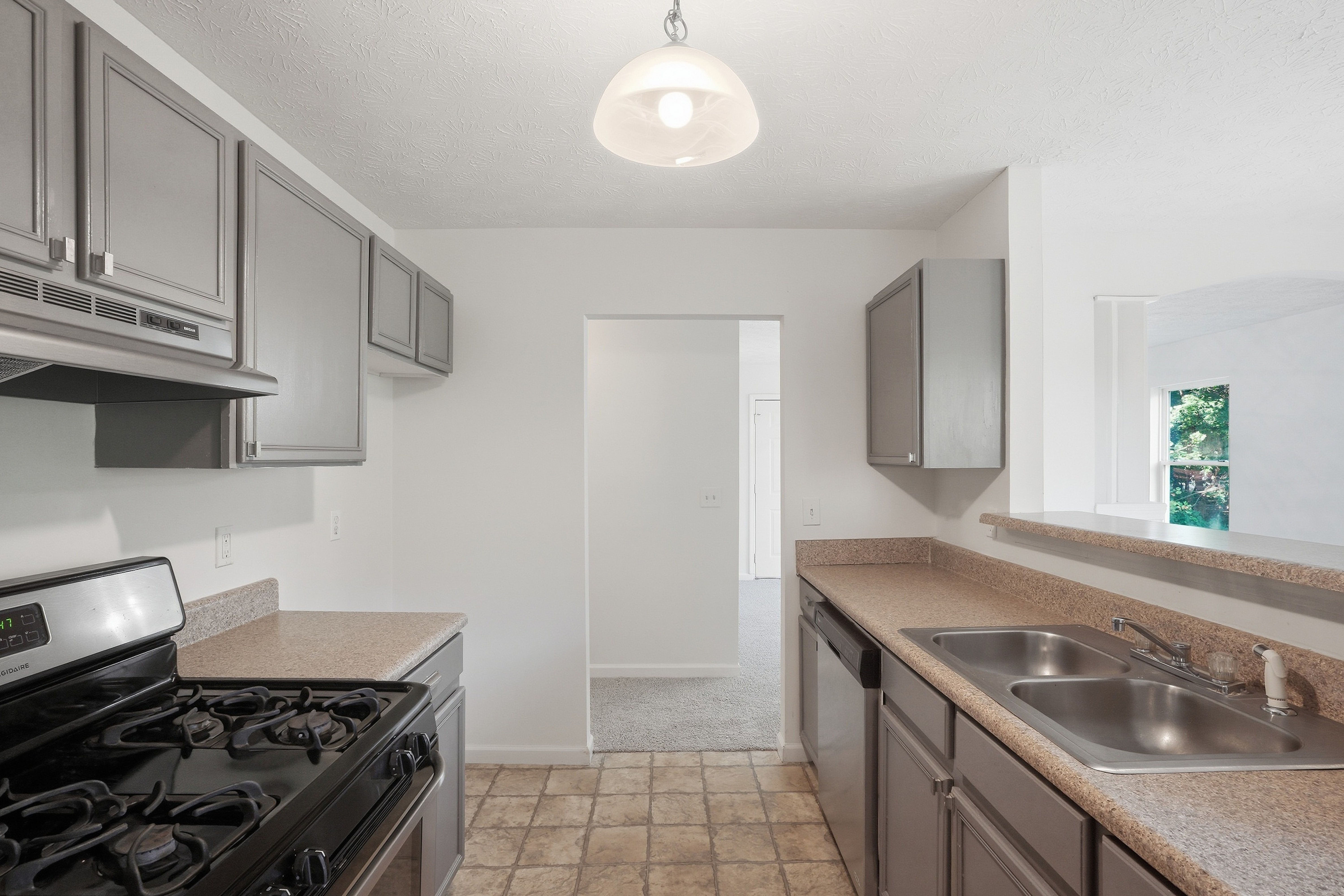 Photo 2 of 14 of 1668 Oak Knoll Cir SE, Atlanta, GA
