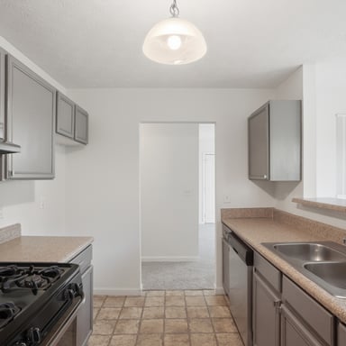 Property photo 2 of 1668 Oak Knoll Cir SE