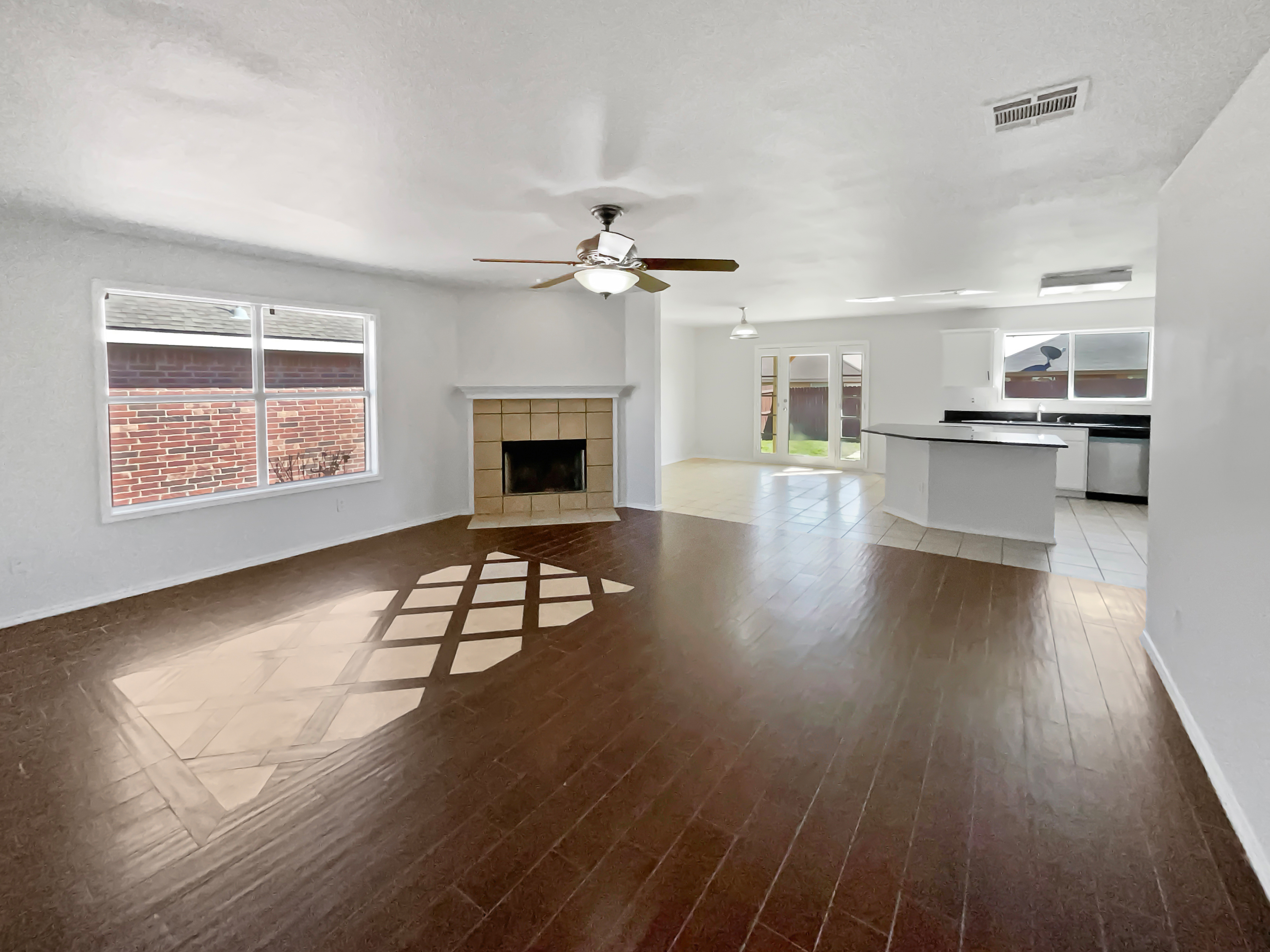 Photo 3 of 18 of 2042 Lake Trail Dr, Heartland, TX