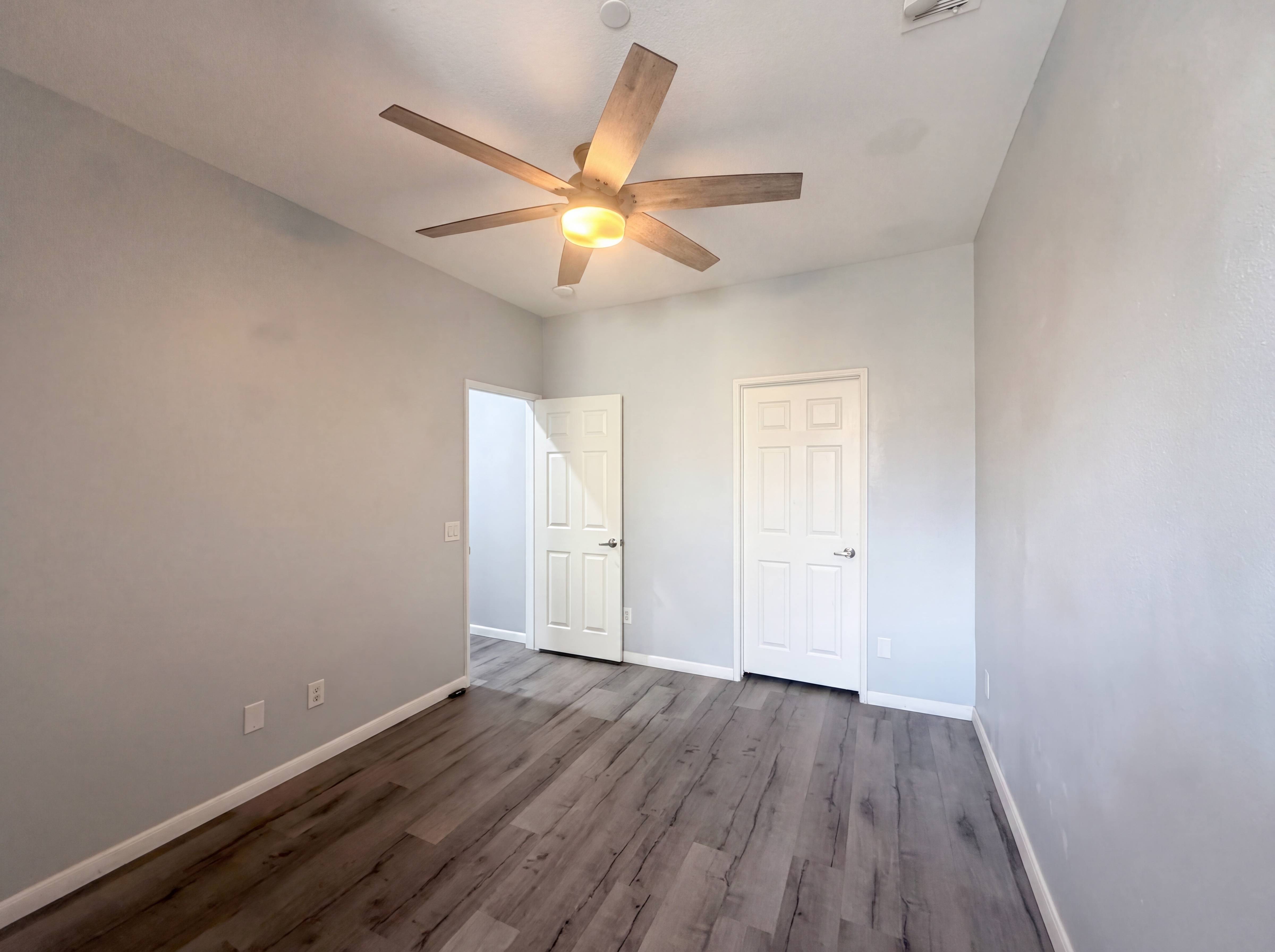 Photo 4 of 17 of 1800 E Lakeshore Dr, Lake Elsinore, CA