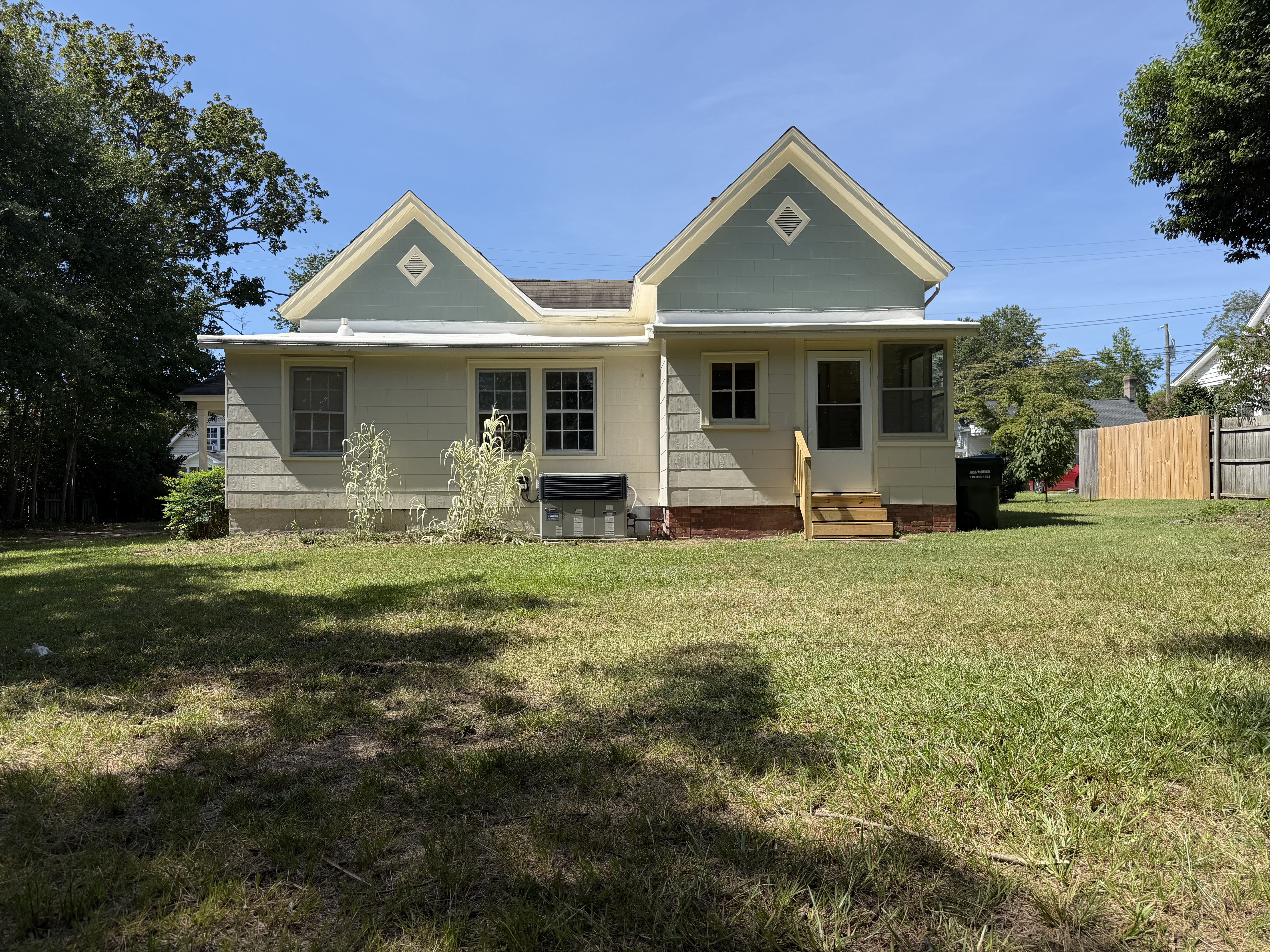 Photo 5 of 26 of 216 E Horne St, Clayton, NC