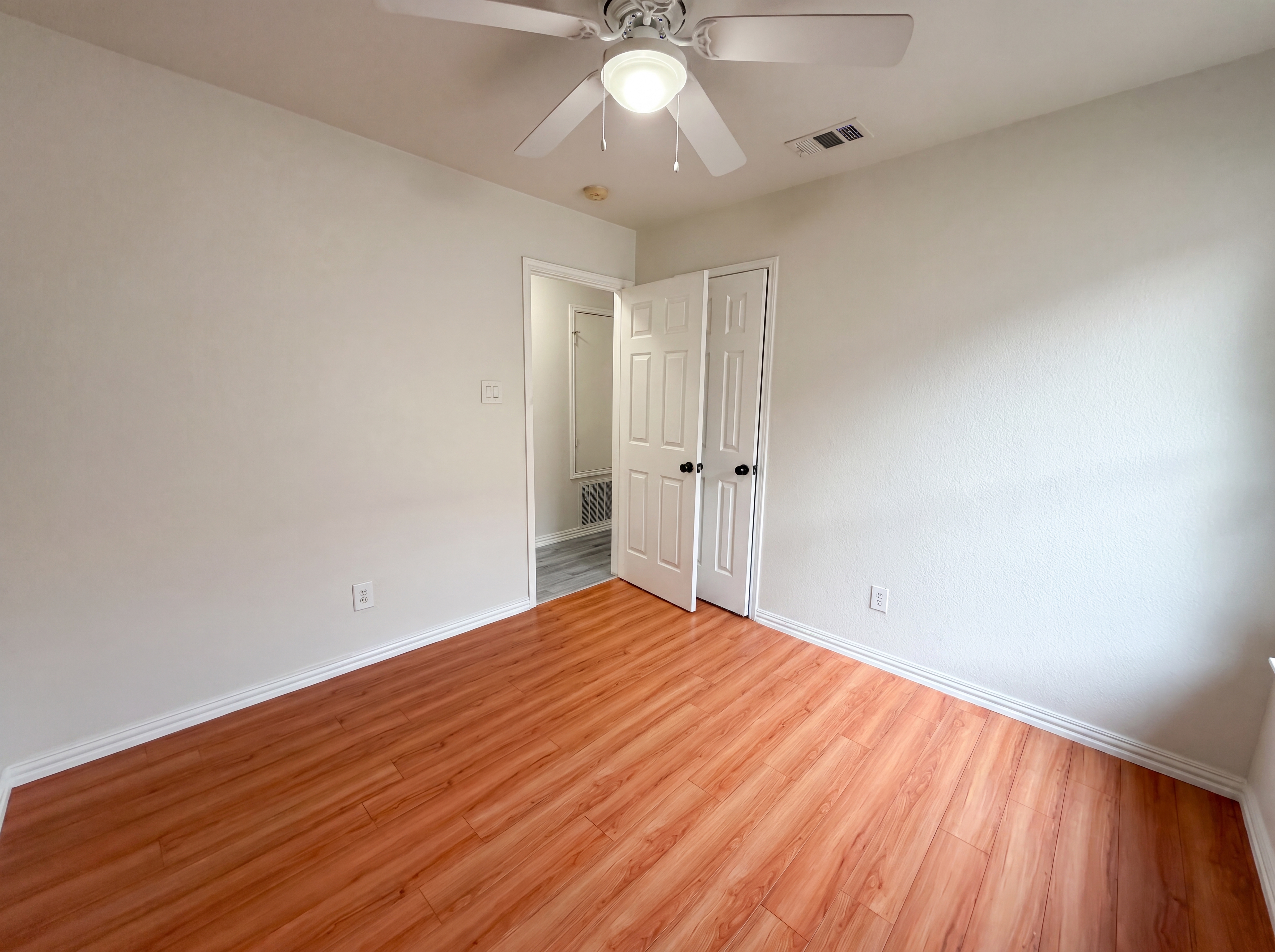 Photo 12 of 19 of 111 Forest Park Ln, Red Oak, TX